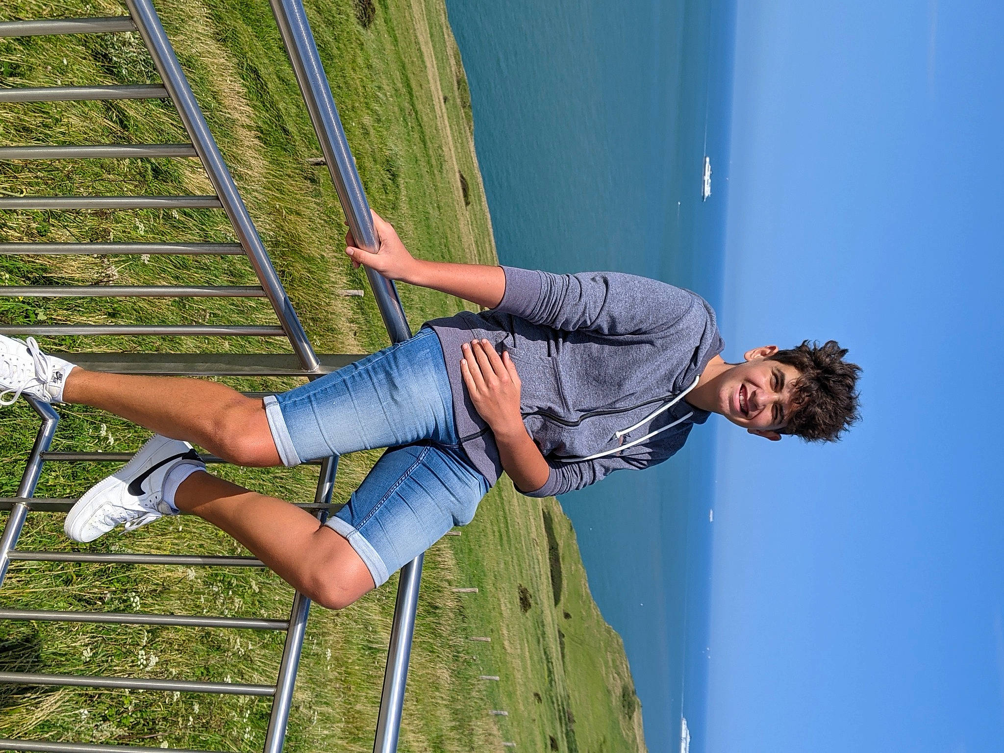 Gabryel participe au concours pour gagner de l'argent avec cette photo : arm, azure, blue, cloud, elbow, flash_photography, fun, grass, happy, human_body, joint, joy, knee, leg, leisure, people_in_nature, person, plant, sky, thigh