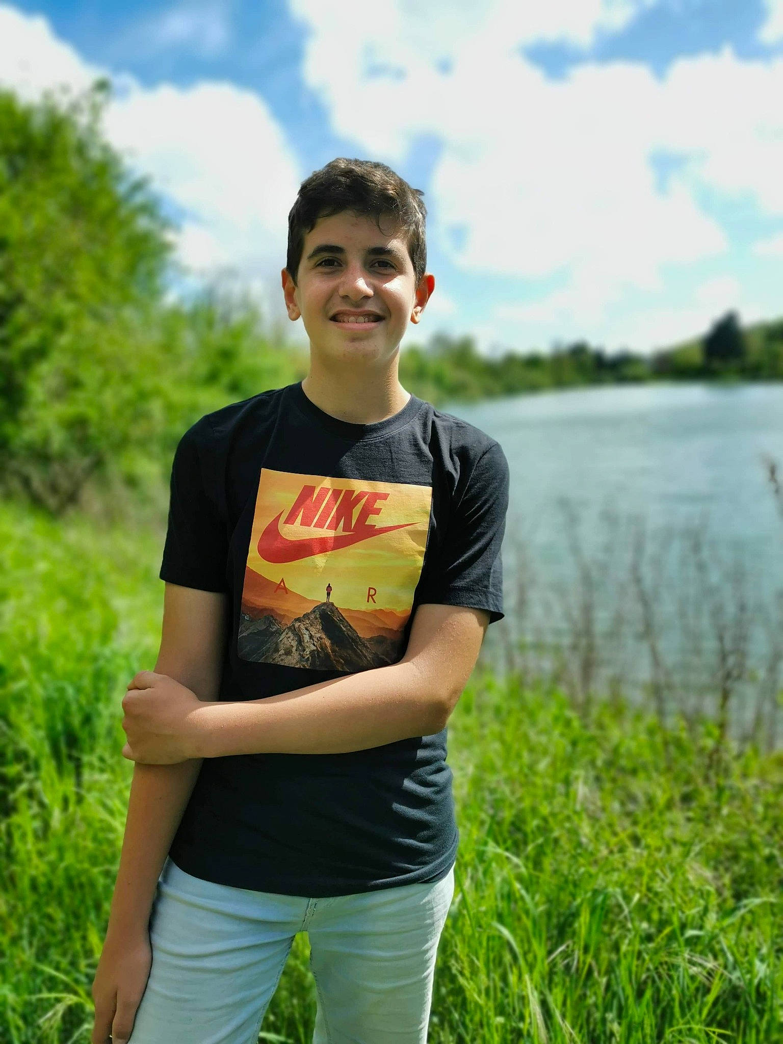 Gabryel participe au concours pour gagner de l'argent avec cette photo : cloud, flash_photography, fun, grass, grassland, happy, joy, lake, landscape, leisure, meadow, people_in_nature, person, plant, sky, sleeve, smile, summer, t_shirt, tree