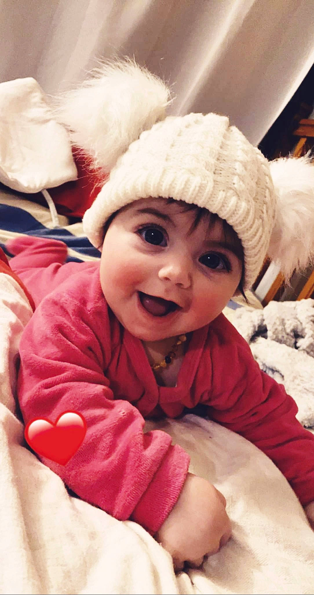 Rose a rejoint le concours — aidez-le/la à gagner de superbes lots ! baby_toddler_clothing, cap, cheek, eye, face, facial_expression, fur_clothing, happy, head, headgear, headwear, iris, lip, nose, outerwear, person, pink, skin, smile, textile