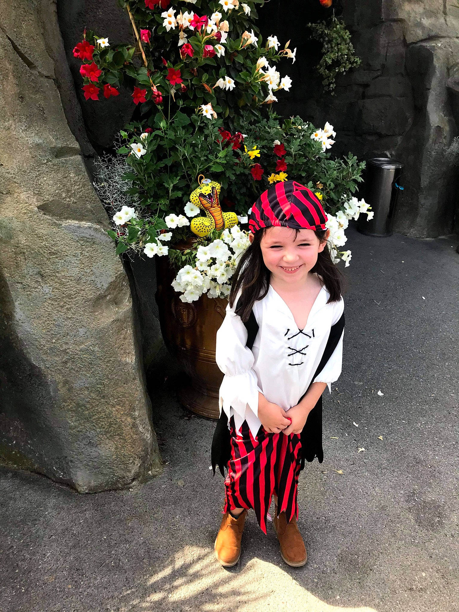 Cristal participe au concours pour gagner de l'argent avec cette photo : annual_plant, artificial_flower, cap, carmine, cut_flowers, eyewear, floral_design, flower, flower_arranging, fun, grass, happy, hat, headwear, joy, person, petal, plant, rose, rose_family