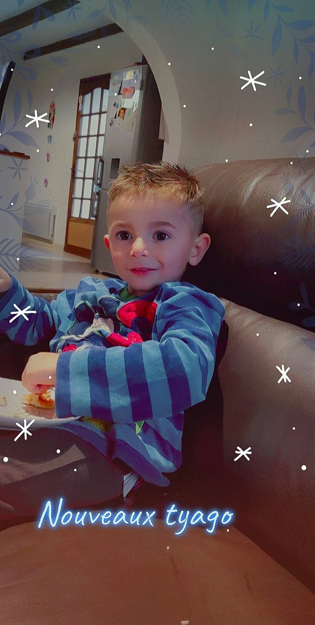 Tyago participe au concours pour gagner de l'argent avec cette photo : child, christmas, christmas_decoration, christmas_eve, christmas_ornament, event, fictional_character, flooring, fun, happy, holiday, pattern, person, play, room, sitting, sleeve, space, t_shirt, toddler