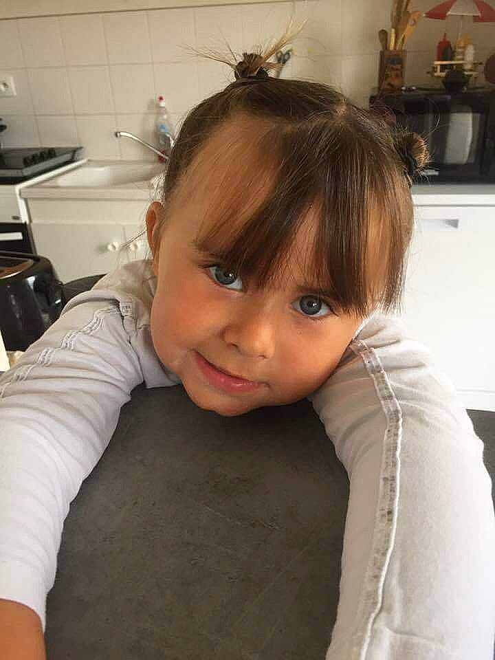 Maevane a rejoint le concours — aidez-le/la à gagner de superbes lots ! bangs, black_hair, brown_hair, cheek, child, eyebrow, face, forehead, hair, hair_coloring, hairstyle, lip, long_hair, neck, person