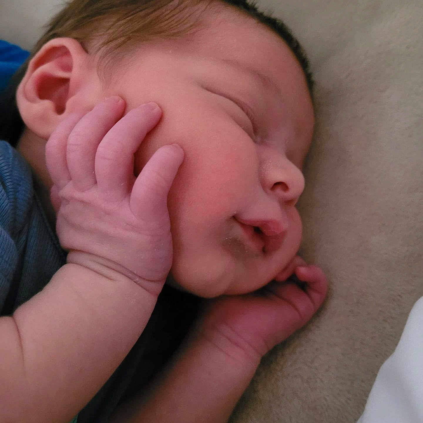 Lydie Schlupp a rejoint le concours — aidez-le/la à gagner de superbes lots ! baby, cheeks, child, closeup, cozy, cute, face, hand, infant, newborn, peaceful, person, portrait, relaxation, resting, skin, sleep, sleeping, soft, young