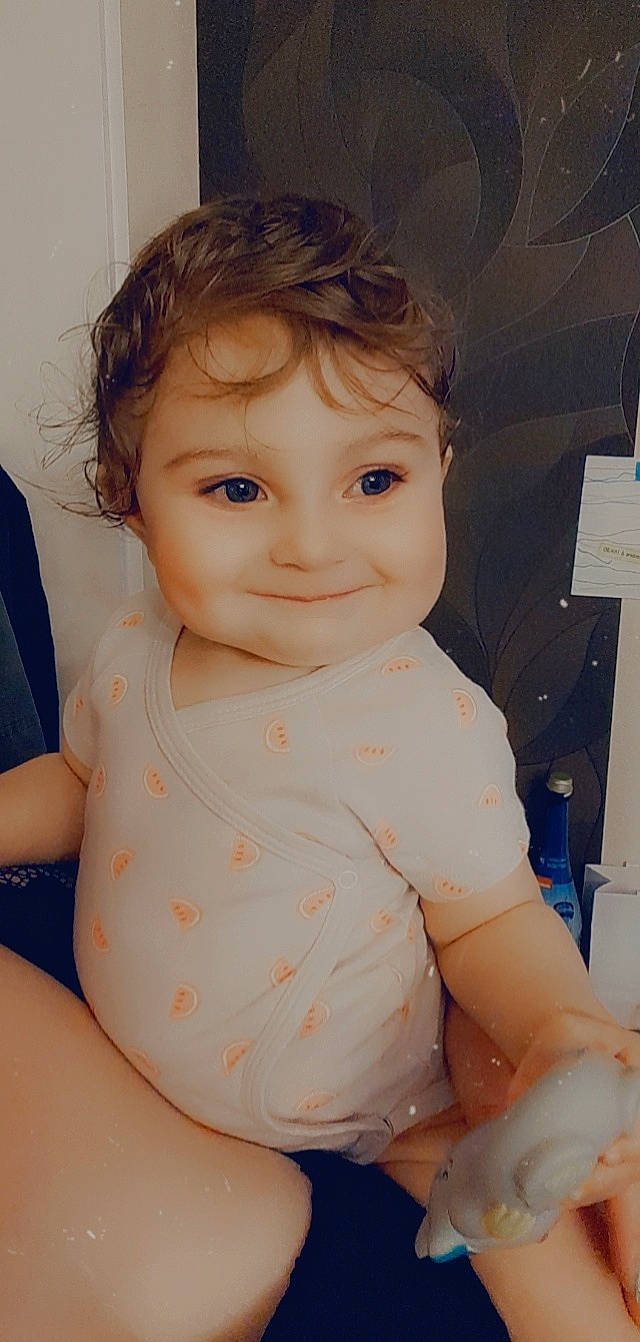 Hayleen participe au concours pour gagner de l'argent avec cette photo : baby, baby_toddler_clothing, cheek, child, chin, comfort, elbow, eyelash, flash_photography, happy, iris, lip, mouth, neck, nose, person, sitting, skin, sleeve, smile