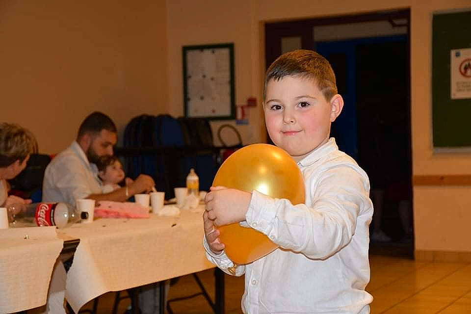 Hayden a rejoint le concours — aidez-le/la à gagner de superbes lots ! balloon, chair, child, event, flooring, fun, happy, joy, orange, party, party_supply, person, picture_frame, room, shirt, smile, sphere, t_shirt, table, toddler