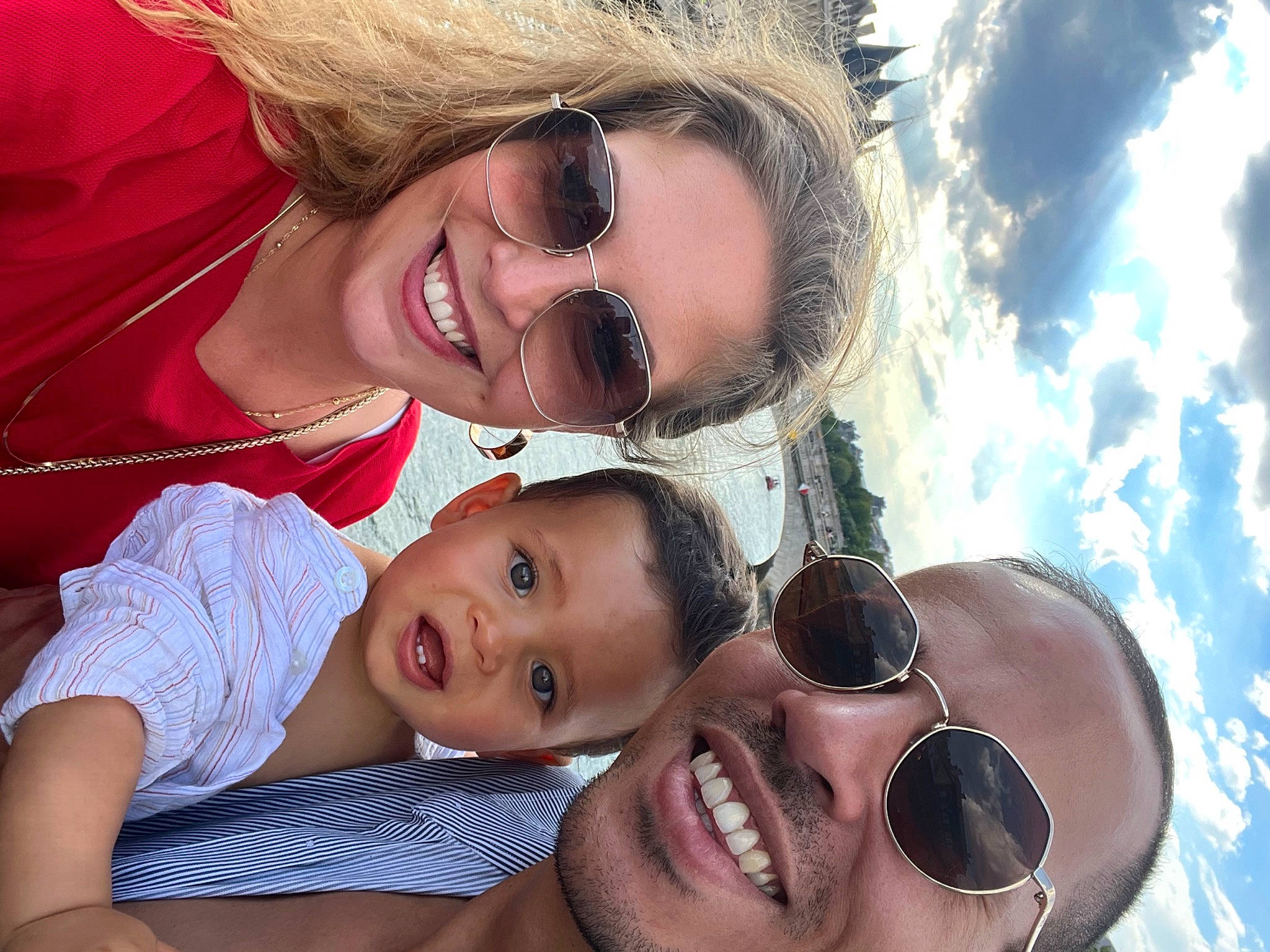 Yaël participe au concours pour gagner de l'argent avec cette photo : chin, cloud, eyewear, facial_expression, gesture, glasses, goggles, hairstyle, happy, joy, lip, mouth, nose, people_in_nature, person, photograph, skin, sky, smile, sunglasses