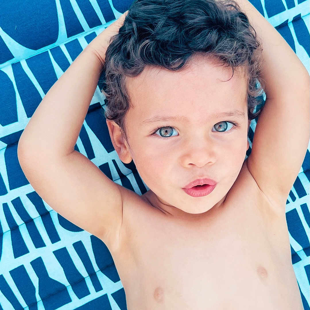 Yaël a rejoint le concours — aidez-le/la à gagner de superbes lots ! baby, bodypart, clothing, face, furniture, happy, head, homedecor, leisureactivities, neck, person, photography, pool, portrait, smile, sport, swimming, swimwear, water, watersports