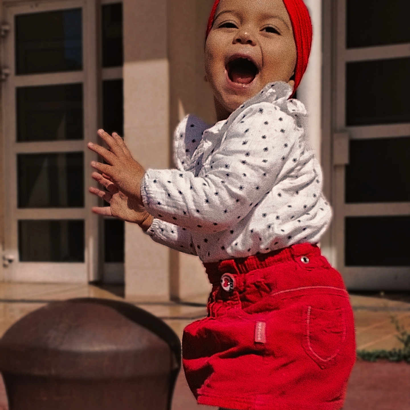 Ferreira participe au concours pour gagner de l'argent avec cette photo : building, child, clapping, cute, daylight, door, fashion, fun, happy, headband, joy, outdoor, person, playful, polka_dot_shirt, red_skirt, side_view, smiling, toddler, white_tights