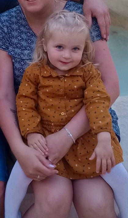 Emma participe au concours pour gagner de l'argent avec cette photo : arm, baby_toddler_clothing, cheek, chin, dress, eye, face, facial_expression, finger, hairstyle, head, human_body, iris, joint, joy, mouth, person, pink, skin, sleeve