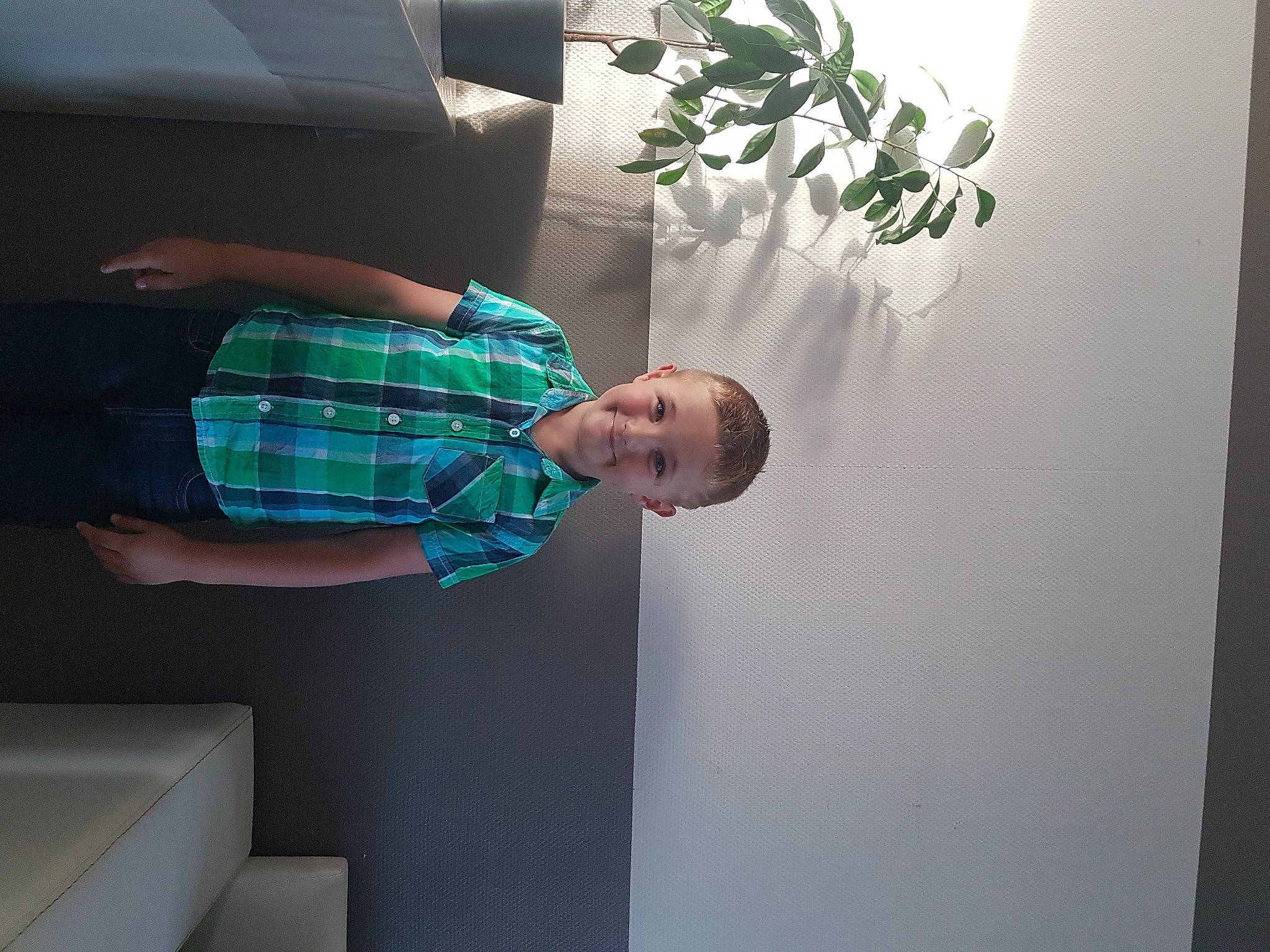 Nathan a rejoint le concours — aidez-le/la à gagner de superbes lots ! automotive_design, automotive_exterior, beard, ceiling, collar, comfort, dress_shirt, elbow, joy, pattern, person, plaid, room, sitting, sleeve, t_shirt, tartan, tints_and_shades, vehicle_door, visual_arts