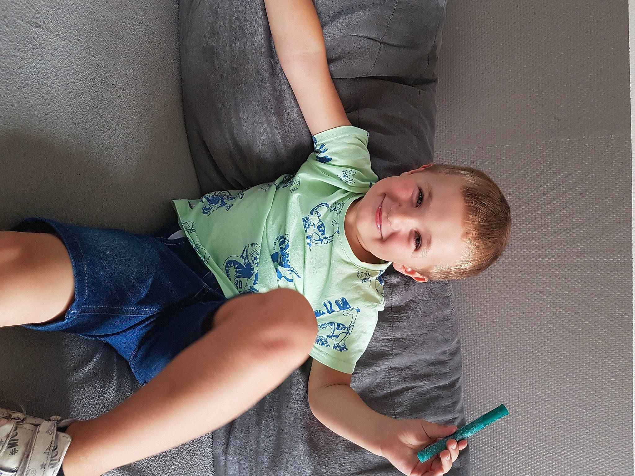 Nathan participe au concours pour gagner de l'argent avec cette photo : baby, baby_toddler_clothing, comfort, couch, elbow, eye, face, finger, happy, head, human_body, human_leg, joint, joy, knee, leg, office_supplies, person, sleeve, t_shirt