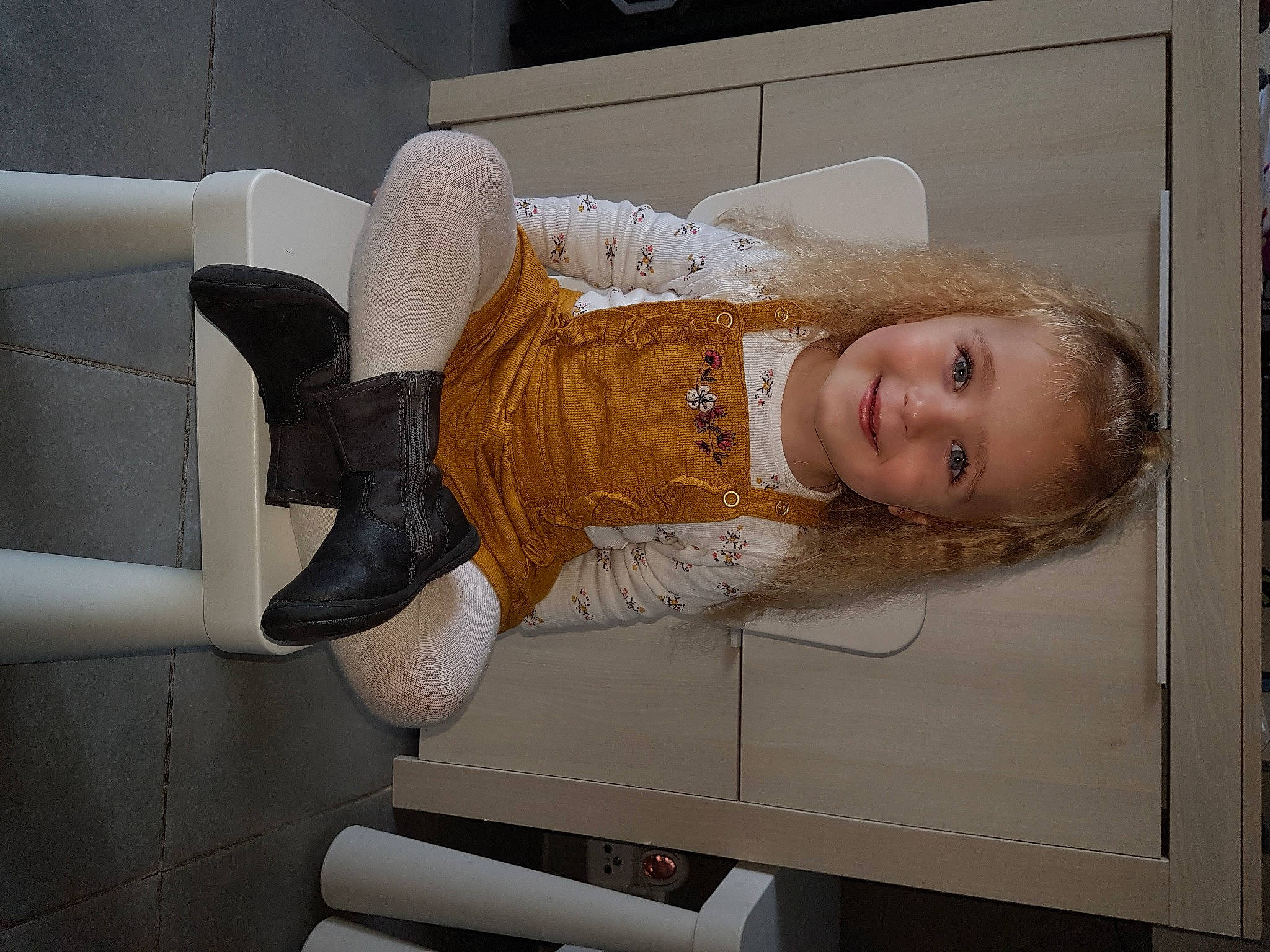 Emma participe au concours pour gagner de l'argent avec cette photo : baby, baby_toddler_clothing, blond, child, comfort, face, fur, hat, human_leg, joy, knee, person, room, sitting, smile, thigh, toddler, wood