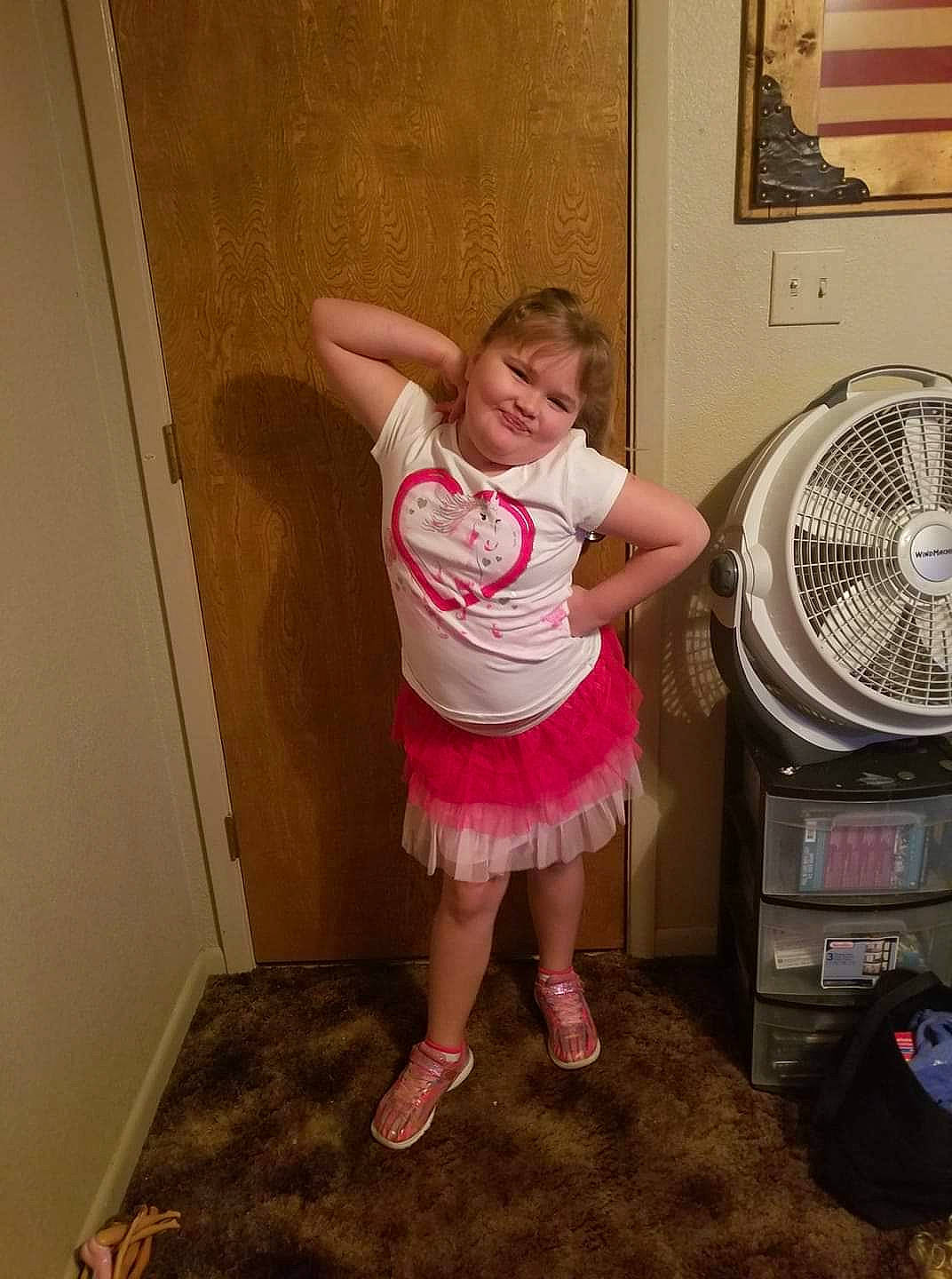 Lela is registered to the contest to win money with this photo: home_appliance, joy, leg, mechanical_fan, person, pink, room, shoulder, thigh, washing_machine