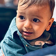 Ilay a rejoint le concours — aidez-le/la à gagner de superbes lots ! baby, blackhair, blonde, brownhair, clothing, coat, crawling, dimples, face, hair, haircut, hairdresser, happy, head, jacket, person, photography, portrait, skin, smile