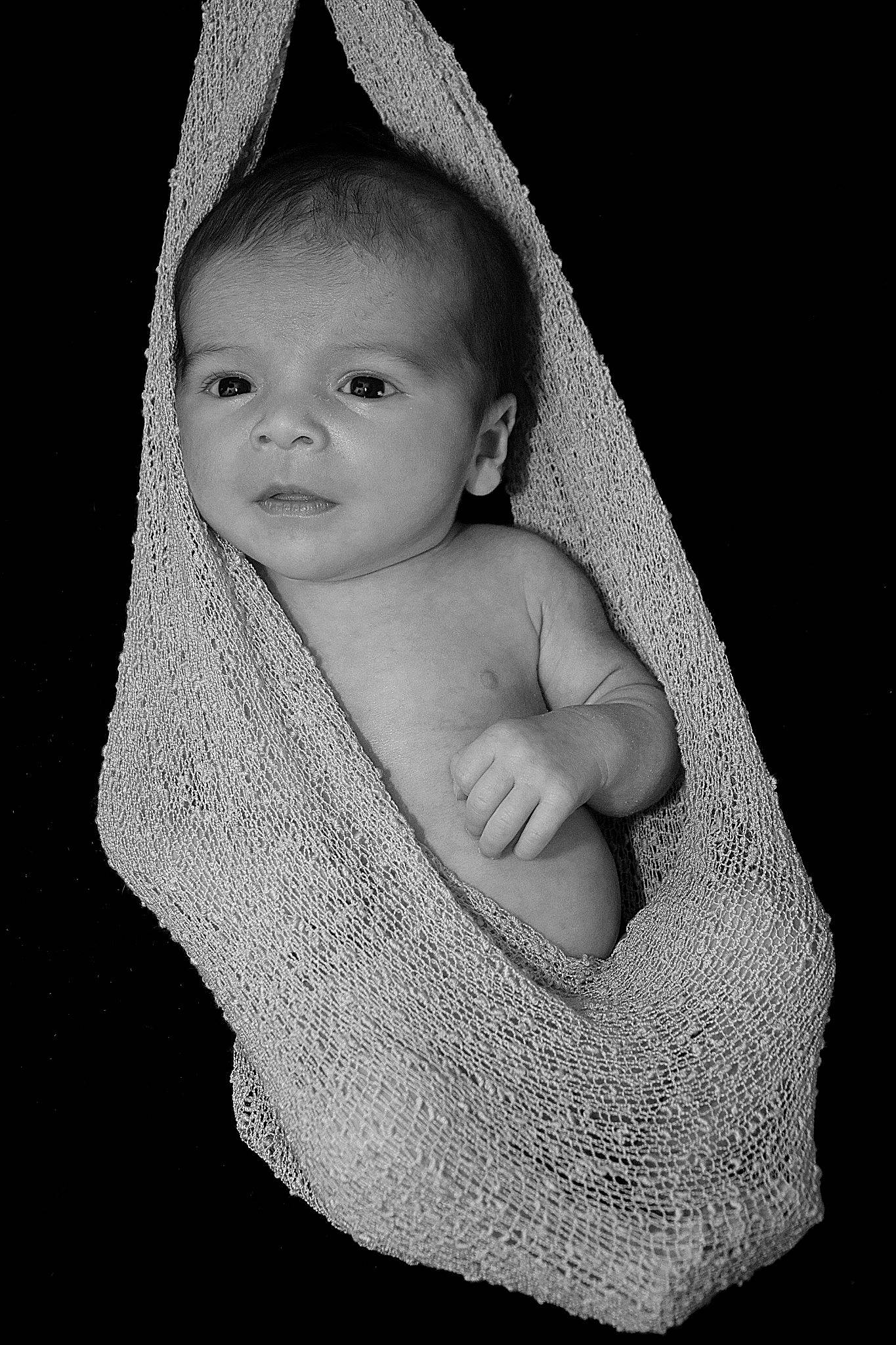 Yliano participe au concours pour gagner de l'argent avec cette photo : baby, baby_products, baby_toddler_clothing, cheek, child, comfort, face, flash_photography, grey, headgear, iris, lip, monochrome, monochrome_photography, neck, person, skin, sleeve, toddler, wool