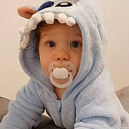 Alésio participe au concours pour gagner de l'argent avec cette photo : baby, child, pacifier, hoodie, blue_clothing, crawling, indoor, cute, face, eyes, ears, soft_texture, plush, infant, person, portrait, young_child, expression, clothing, hood