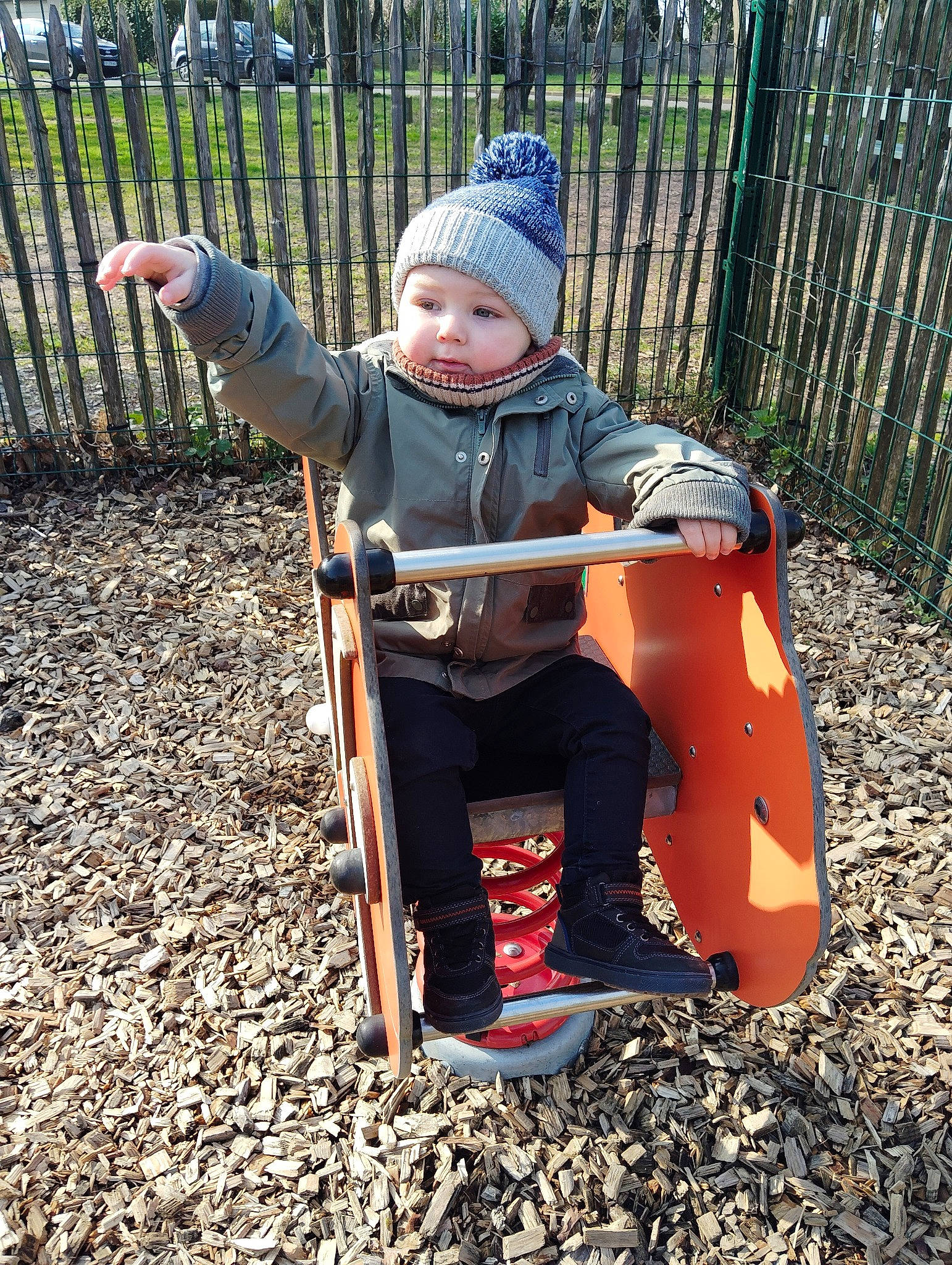 Lisandro participe au concours pour gagner de l'argent avec cette photo : baby, baby_carriage, baby_products, baby_safety, baby_toddler_clothing, chair, child, comfort, fence, grass, headwear, leisure, outdoor_furniture, people_in_nature, person, personal_protective_equipment, plant, recreation, sitting, soil