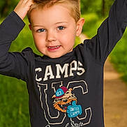 Lisandro a rejoint le concours — aidez-le/la à gagner de superbes lots ! child, boy, smile, blue_eyes, short_hair, long_sleeve_shirt, cartoon_print, outdoor, nature, path, greenery, daylight, happy, cute, portrait, casual_clothing, young, playful, person, forest