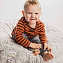Lisandro a rejoint le concours — aidez-le/la à gagner de superbes lots ! baby, babylaughing, blanket, blonde, boy, child, clothing, crawling, face, hair, happy, head, male, pants, person, photography, portrait, sitting, sleeve, smile
