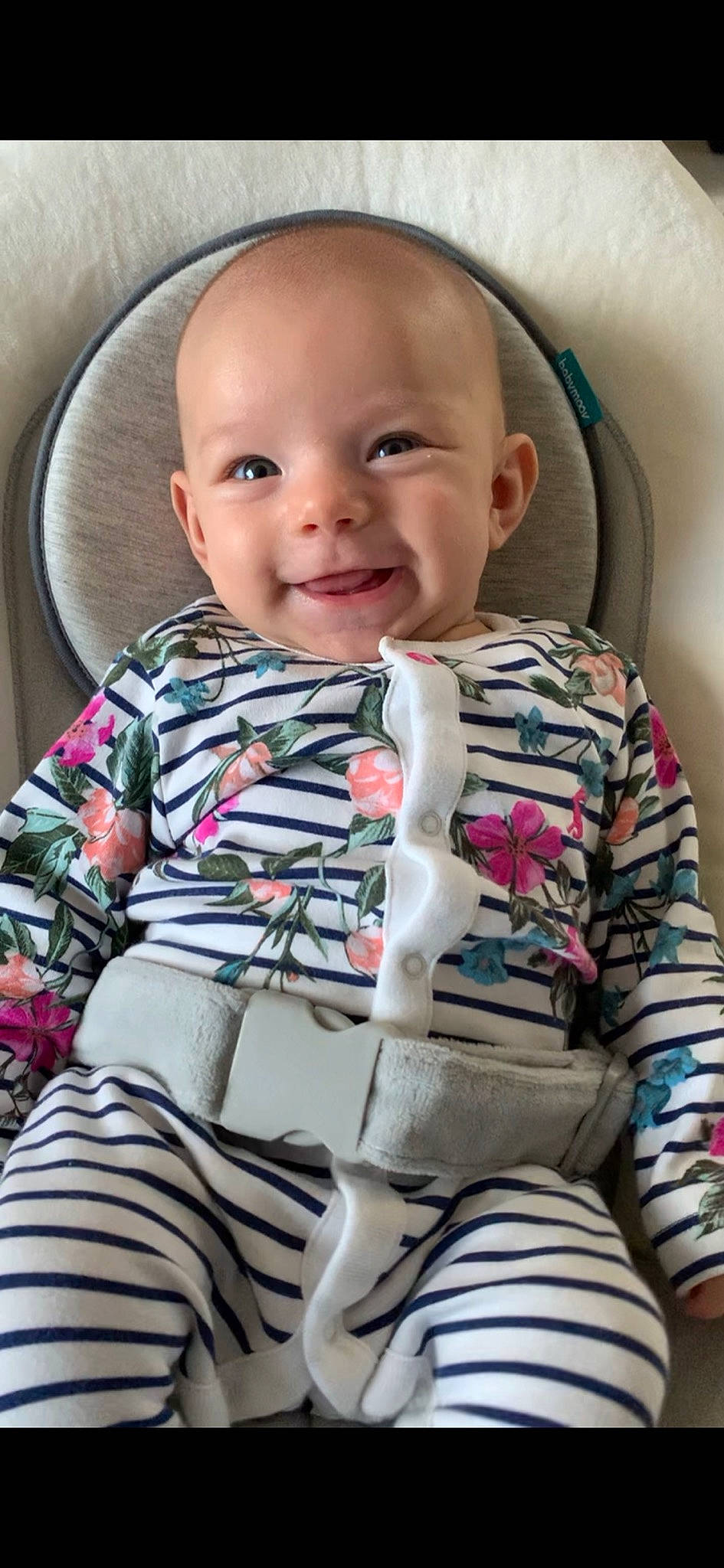 Gabriela a rejoint le concours — aidez-le/la à gagner de superbes lots ! baby, baby_toddler_clothing, car_seat, cheek, child, comfort, face, facial_expression, happy, head, iris, joy, nose, outerwear, pattern, person, seat_belt, sitting, skin, sleeve