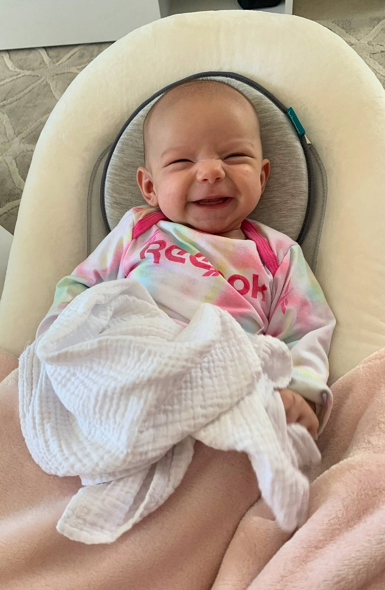 Gabriela a rejoint le concours — aidez-le/la à gagner de superbes lots ! baby, baby_products, baby_safety, baby_toddler_clothing, car_seat, cheek, child, comfort, eye, face, happy, joy, linens, person, pink, sitting, skin, sleeve, smile, textile