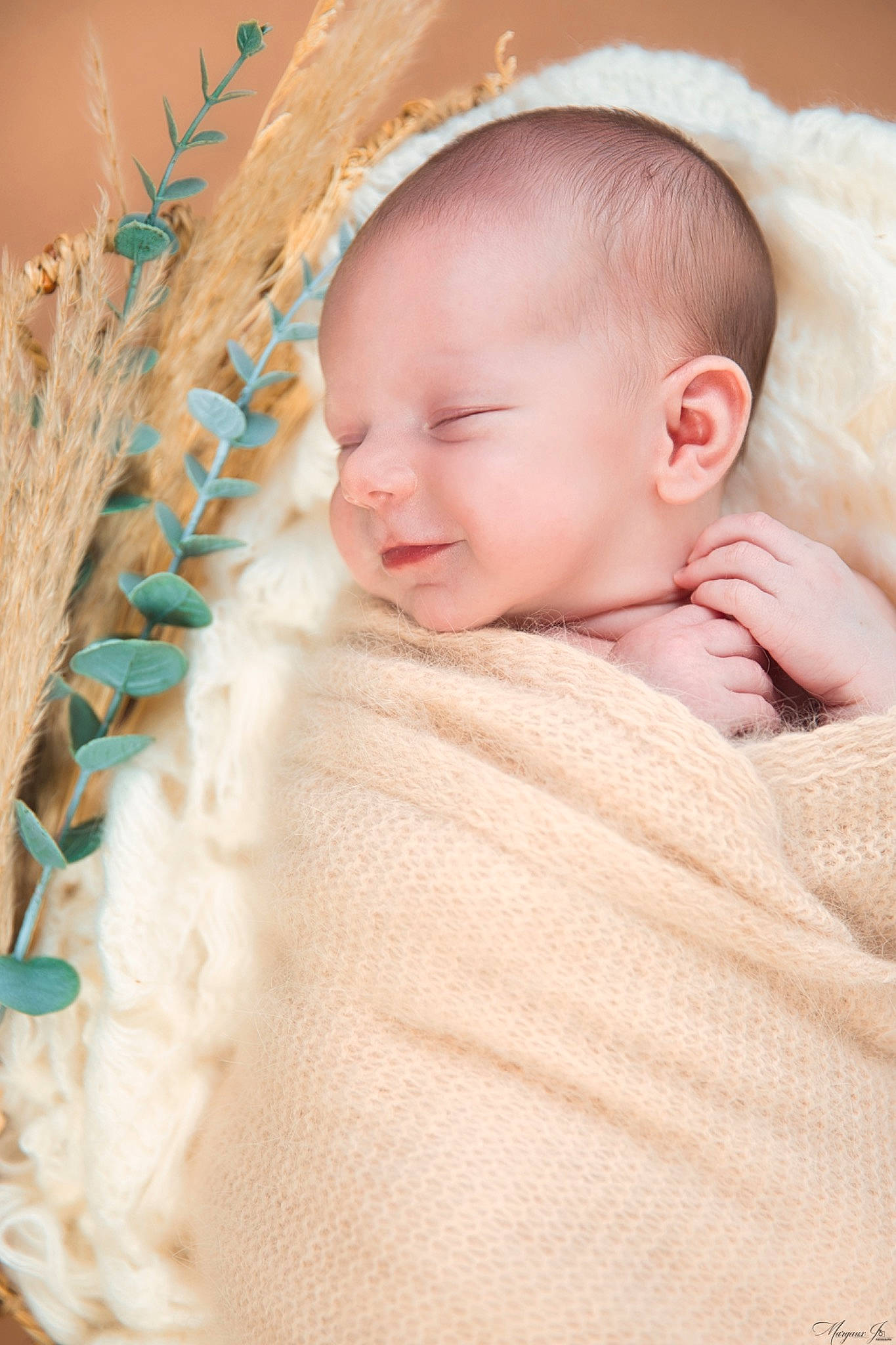 Gabriela a rejoint le concours — aidez-le/la à gagner de superbes lots ! baby, baby_toddler_clothing, basket, cheek, child, comfort, fur, grass, iris, linens, pattern, person, portrait_photography, product, skin, sleeve, thread, toddler, towel, wood