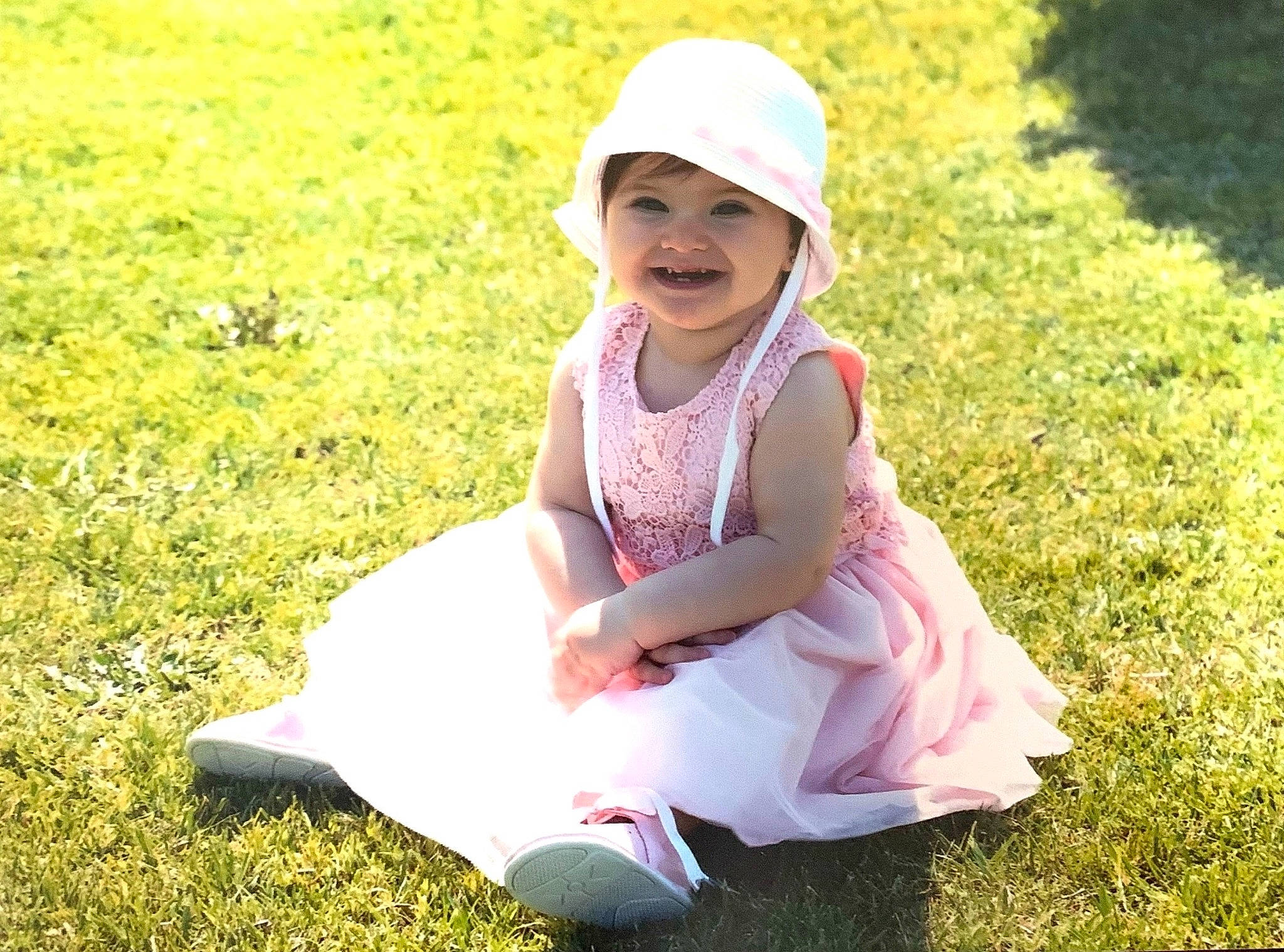 Iara Cristina a rejoint le concours — aidez-le/la à gagner de superbes lots ! baby, baby_toddler_clothing, cap, child, dress, face, fun, grass, grass_family, grassland, happy, head, headwear, joy, leisure, meadow, people_in_nature, person, plant, recreation