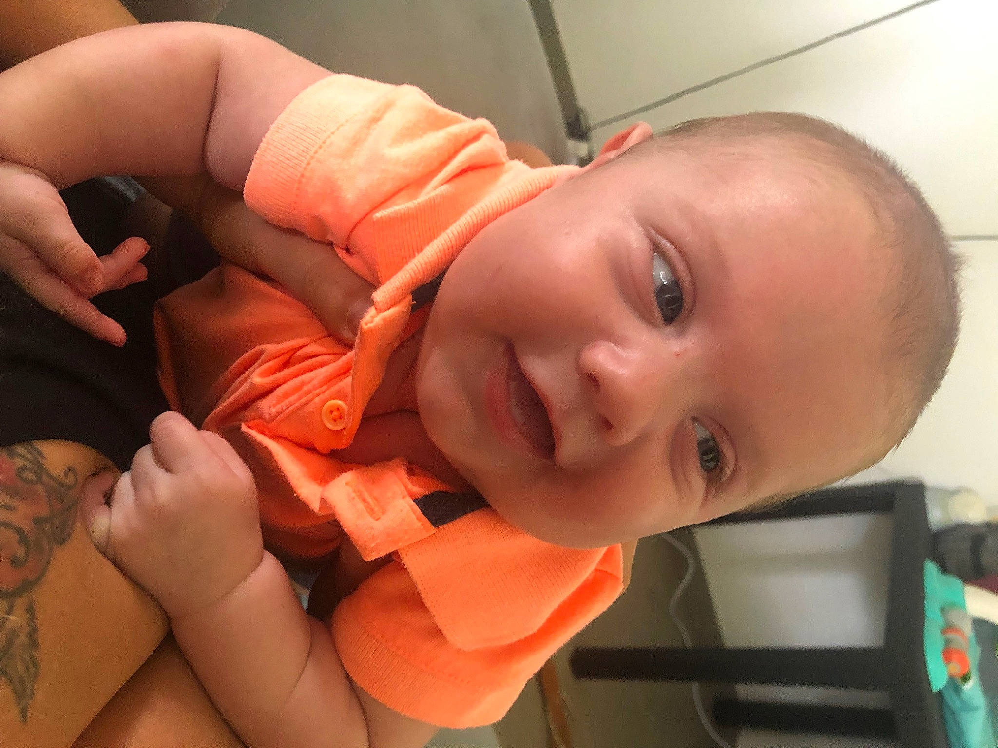 Timéo a rejoint le concours — aidez-le/la à gagner de superbes lots ! baby, baby_toddler_clothing, cheek, child, eyelash, finger, fun, gesture, happy, human_body, iris, lip, mouth, neck, nose, orange, person, skin, smile, thumb