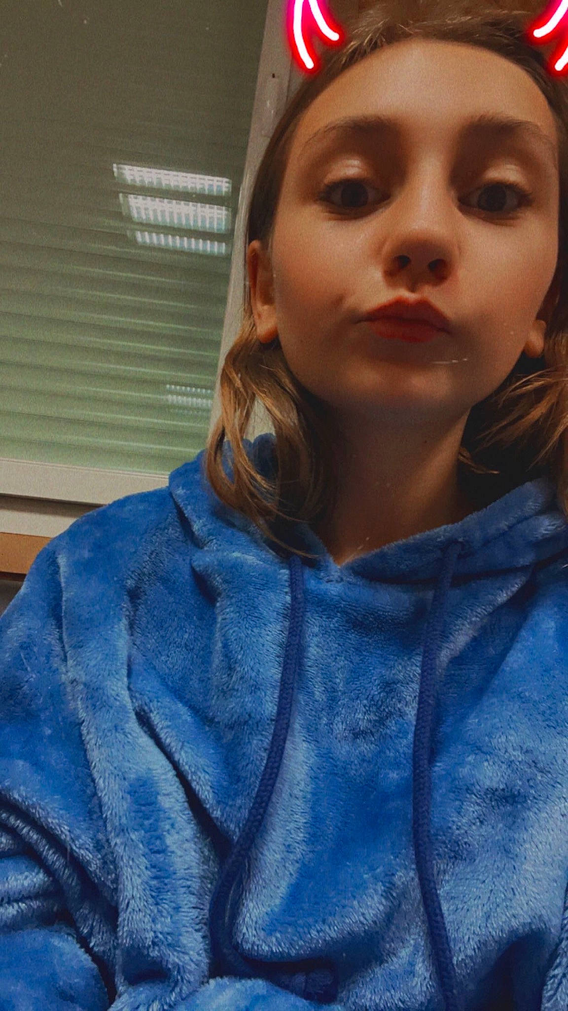 Emma a rejoint le concours — aidez-le/la à gagner de superbes lots ! blond, brown_hair, button, cap, child, cool, denim, electric_blue, eyelash, eyewear, facial_expression, fashion_accessory, hair, hood, jacket, lip, neck, outerwear, person, sleeve