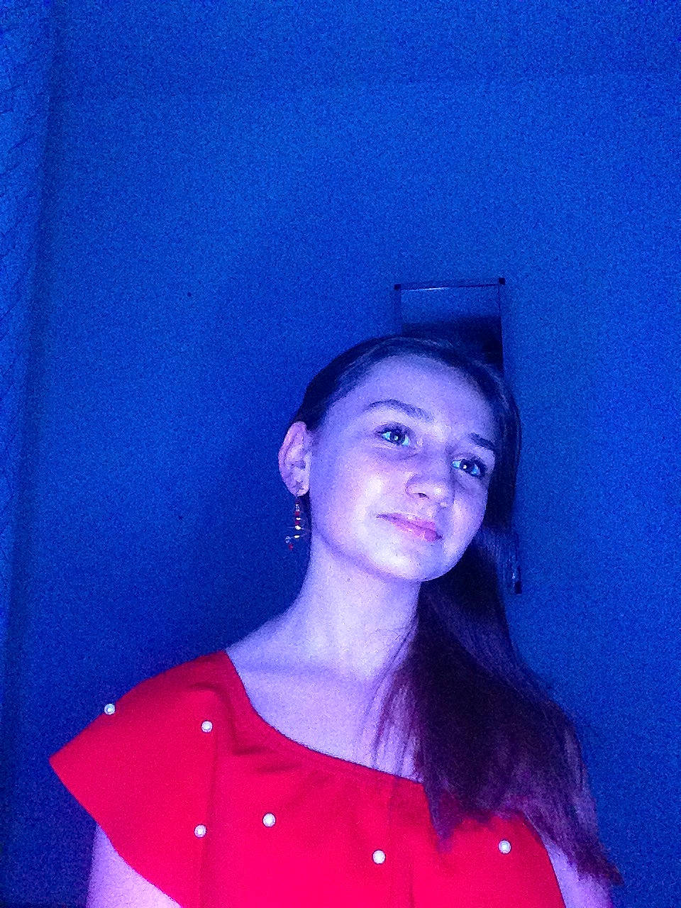 Emma participe au concours pour gagner de l'argent avec cette photo : blue, chest, electric_blue, entertainment, event, eyewear, fashion_design, flash_photography, fun, jaw, jewellery, magenta, neck, pattern, performance, person, portrait, portrait_photography, purple, shoulder