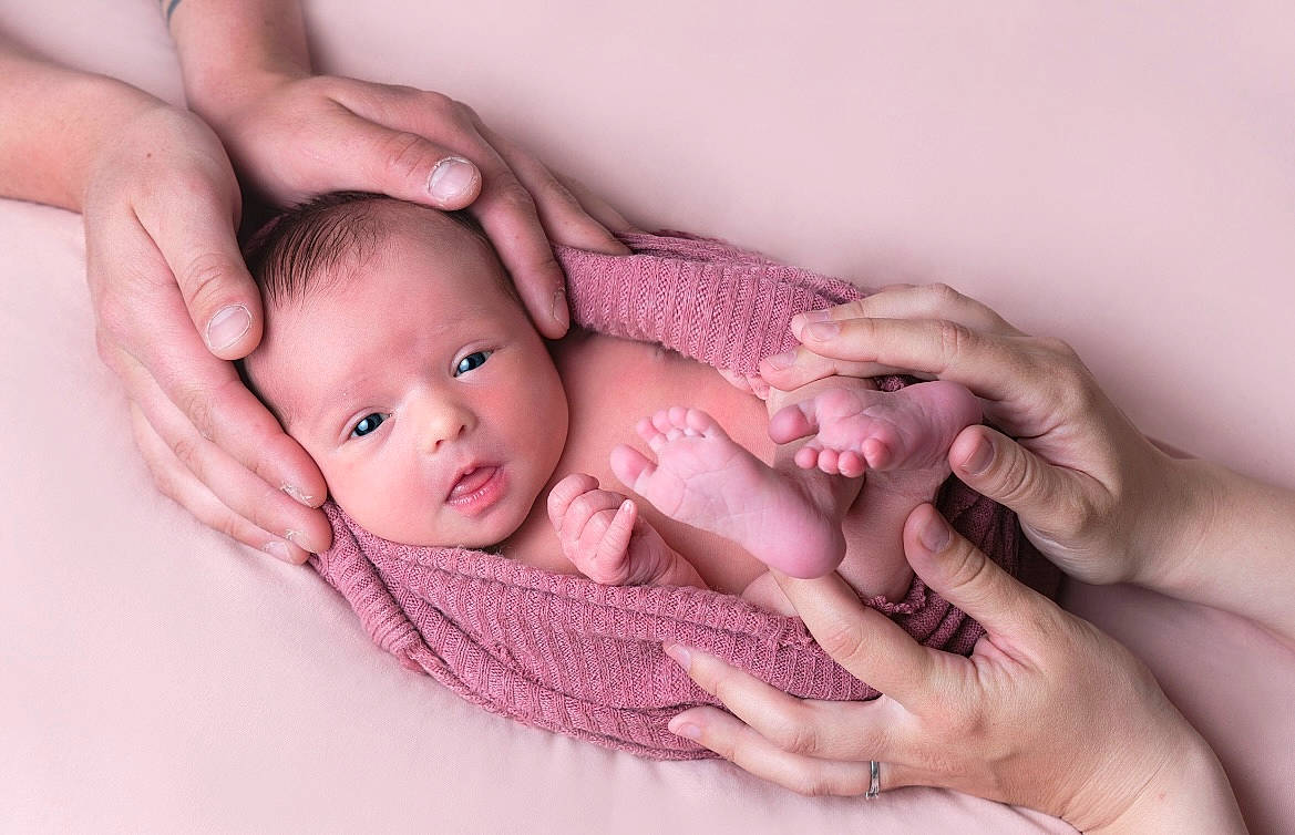 Kataleya participe au concours pour gagner de l'argent avec cette photo : arm, baby, baby_toddler_clothing, cheek, chin, comfort, eye, face, finger, gesture, hand, head, human_body, lip, mammal, mouth, nail, person, skin, stomach