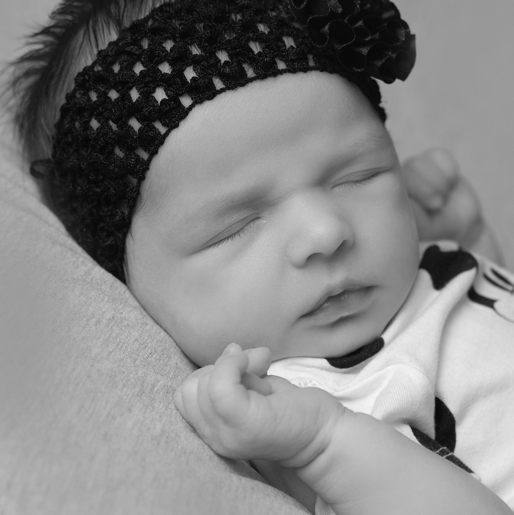 Kataleya a rejoint le concours — aidez-le/la à gagner de superbes lots ! baby, baby_sleeping, baby_toddler_clothing, black, cap, cheek, comfort, ear, eyebrow, eyelash, facial_expression, finger, forehead, gesture, hand, headgear, headwear, lip, organ, person