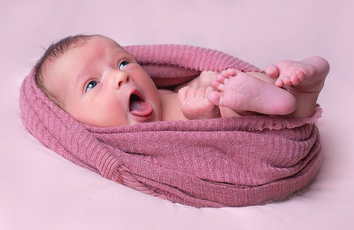 Kataleya participe au concours pour gagner de l'argent avec cette photo : baby, baby_products, baby_sleeping, baby_toddler_clothing, cheek, child, chin, comfort, eye, fashion_accessory, finger, gesture, headgear, linens, lip, magenta, person, pink, skin, toddler