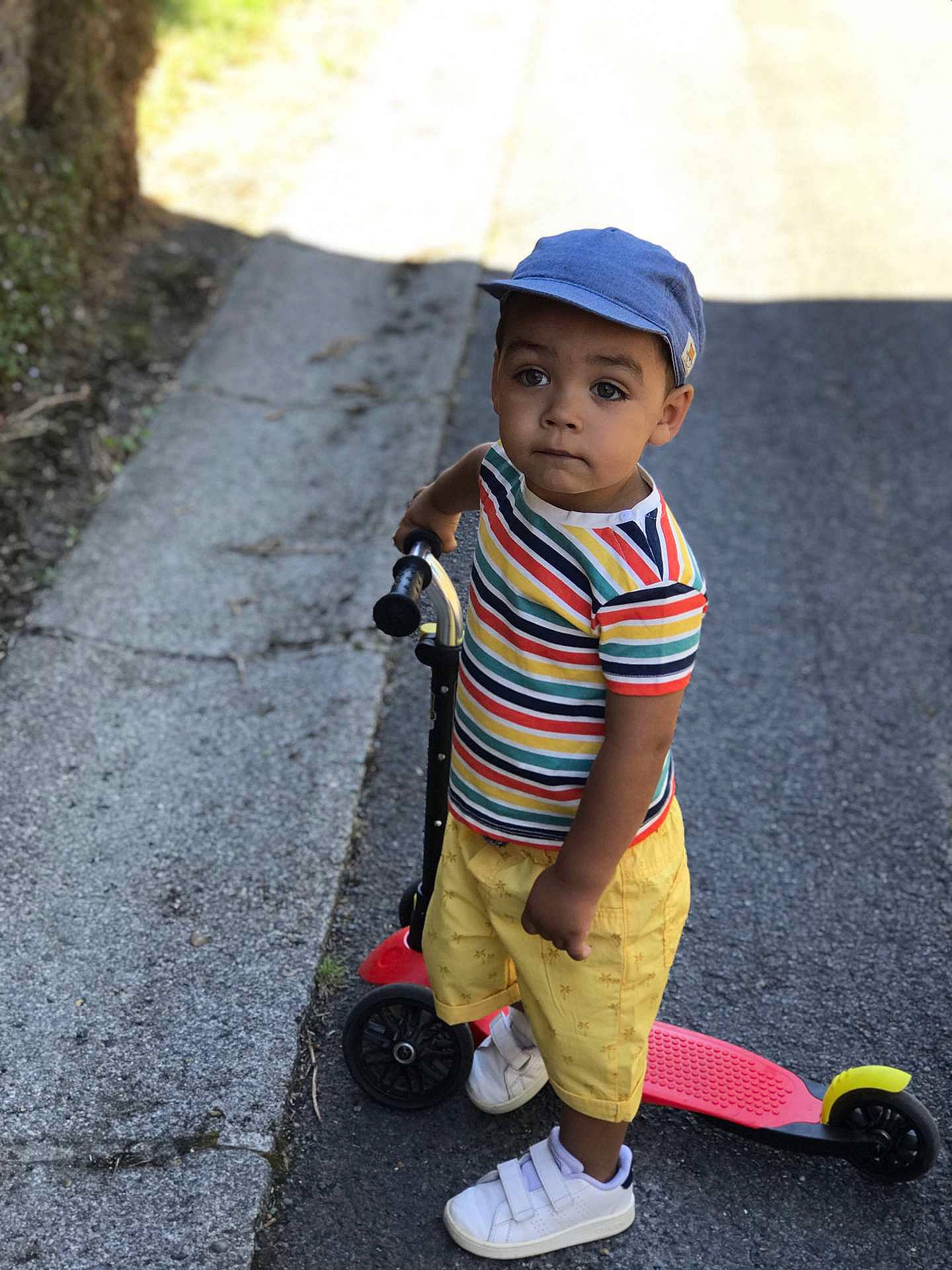 Lucas a rejoint le concours — aidez-le/la à gagner de superbes lots ! asphalt, baby, baby_toddler_clothing, baseball_cap, cap, child, cool, electric_blue, fun, happy, hat, headwear, person, recreation, road_surface, sandal, sidewalk, sitting, smile, toddler
