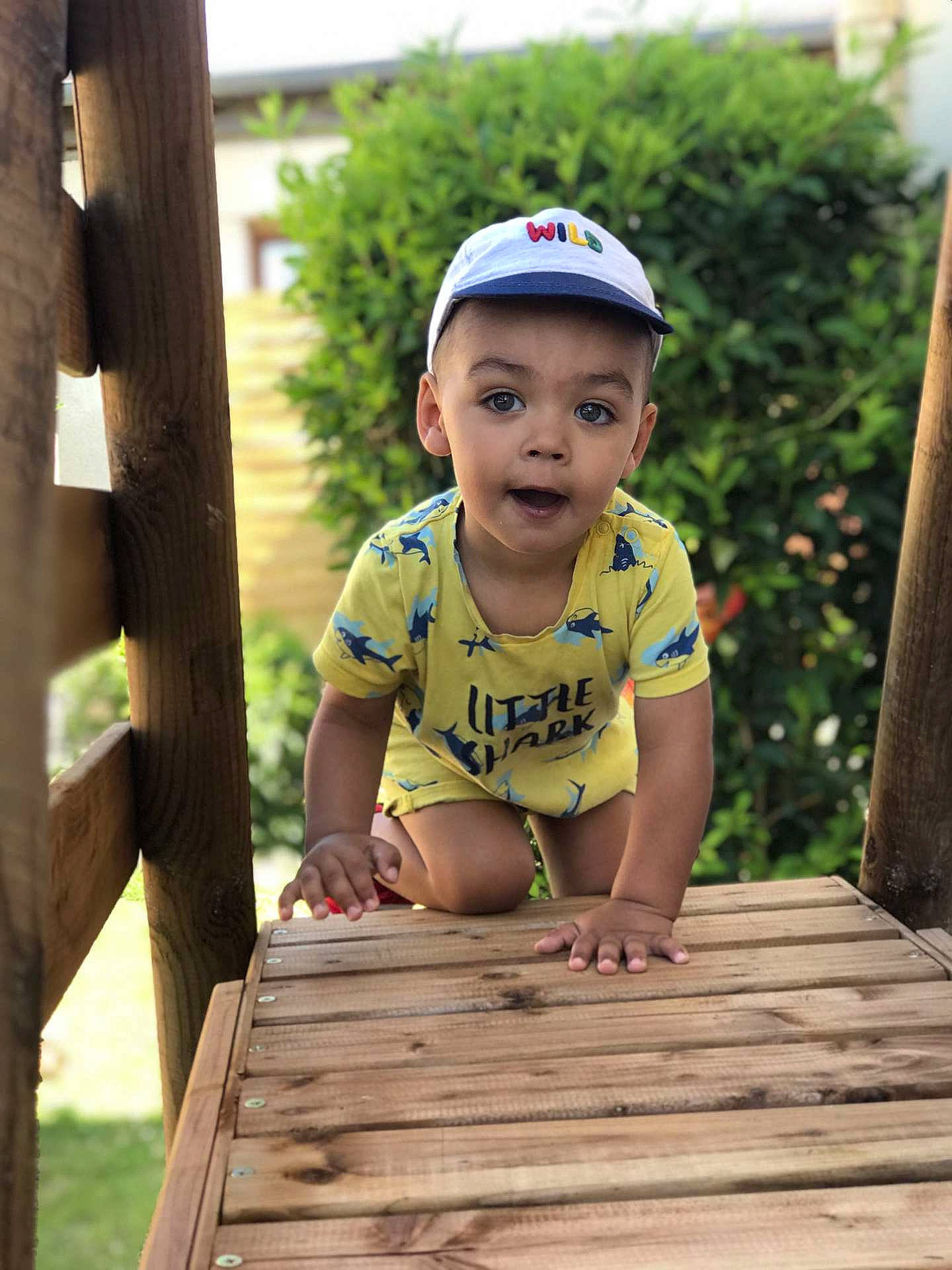 Lucas a rejoint le concours — aidez-le/la à gagner de superbes lots ! baby, baby_toddler_clothing, child, eye, face, fun, grass, happy, hardwood, leisure, people_in_nature, person, plant, recreation, sitting, smile, surprise, t_shirt, toddler, tree