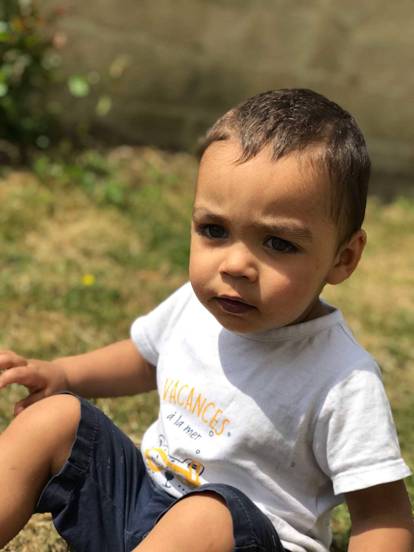 Lucas a rejoint le concours — aidez-le/la à gagner de superbes lots ! arm, chin, cool, face, facial_expression, finger, flash_photography, fun, grass, hand, happy, human_body, leaf, leisure, people_in_nature, person, plant, skin, summer, sunlight