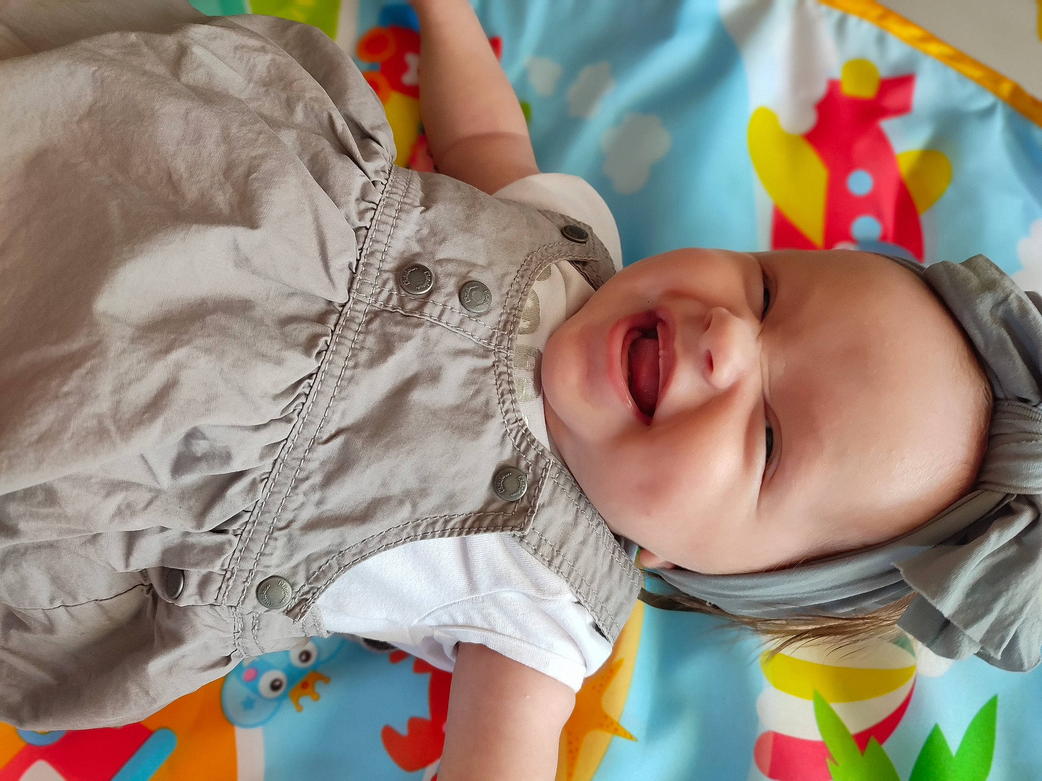 Ohana participe au concours pour gagner de l'argent avec cette photo : baby, baby_toddler_clothing, blue, cheek, comfort, face, finger, happy, head, headwear, lip, mouth, nose, person, pink, skin, sleeve, smile, textile, toddler