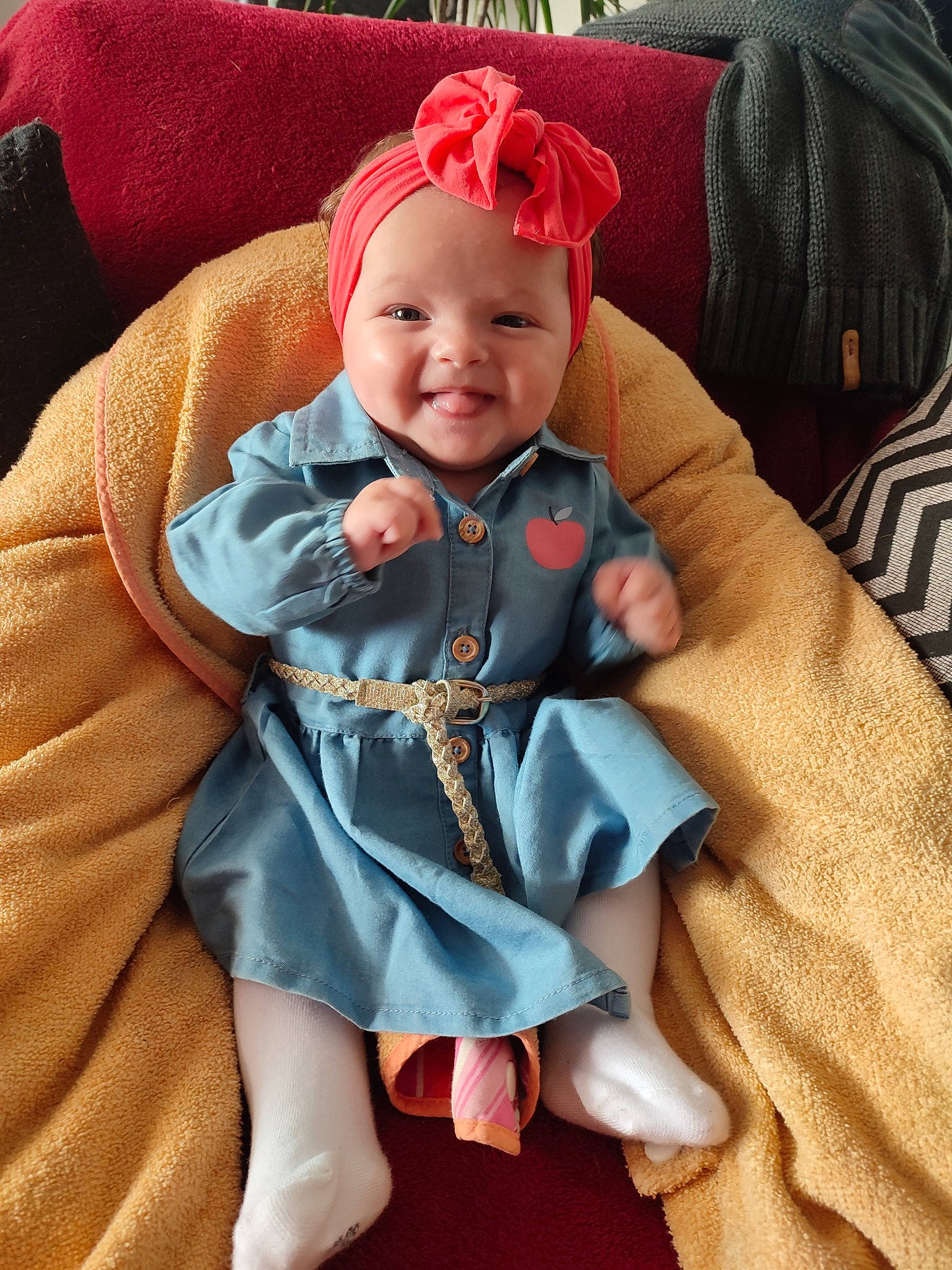 Ohana a rejoint le concours — aidez-le/la à gagner de superbes lots ! baby, baby_toddler_clothing, child, comfort, costume_hat, eye, face, facial_expression, fashion_accessory, happy, head, headgear, headwear, joy, lap, linens, person, sitting, skin, sleeve