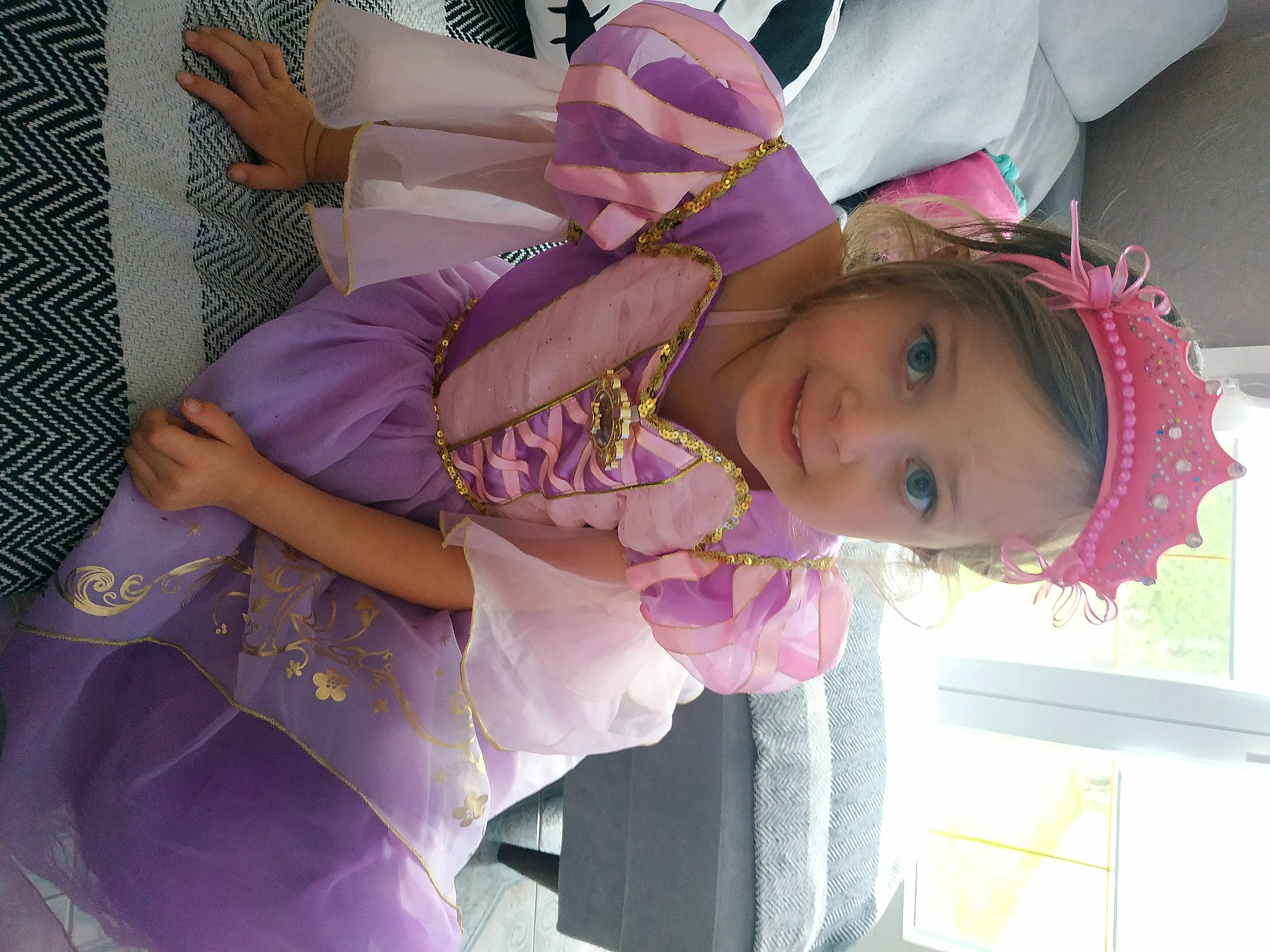 Léona a rejoint le concours — aidez-le/la à gagner de superbes lots ! baby, baby_products, baby_toddler_clothing, child, event, fun, happy, joy, leisure, magenta, pattern, person, pink, purple, smile, textile, toddler, violet