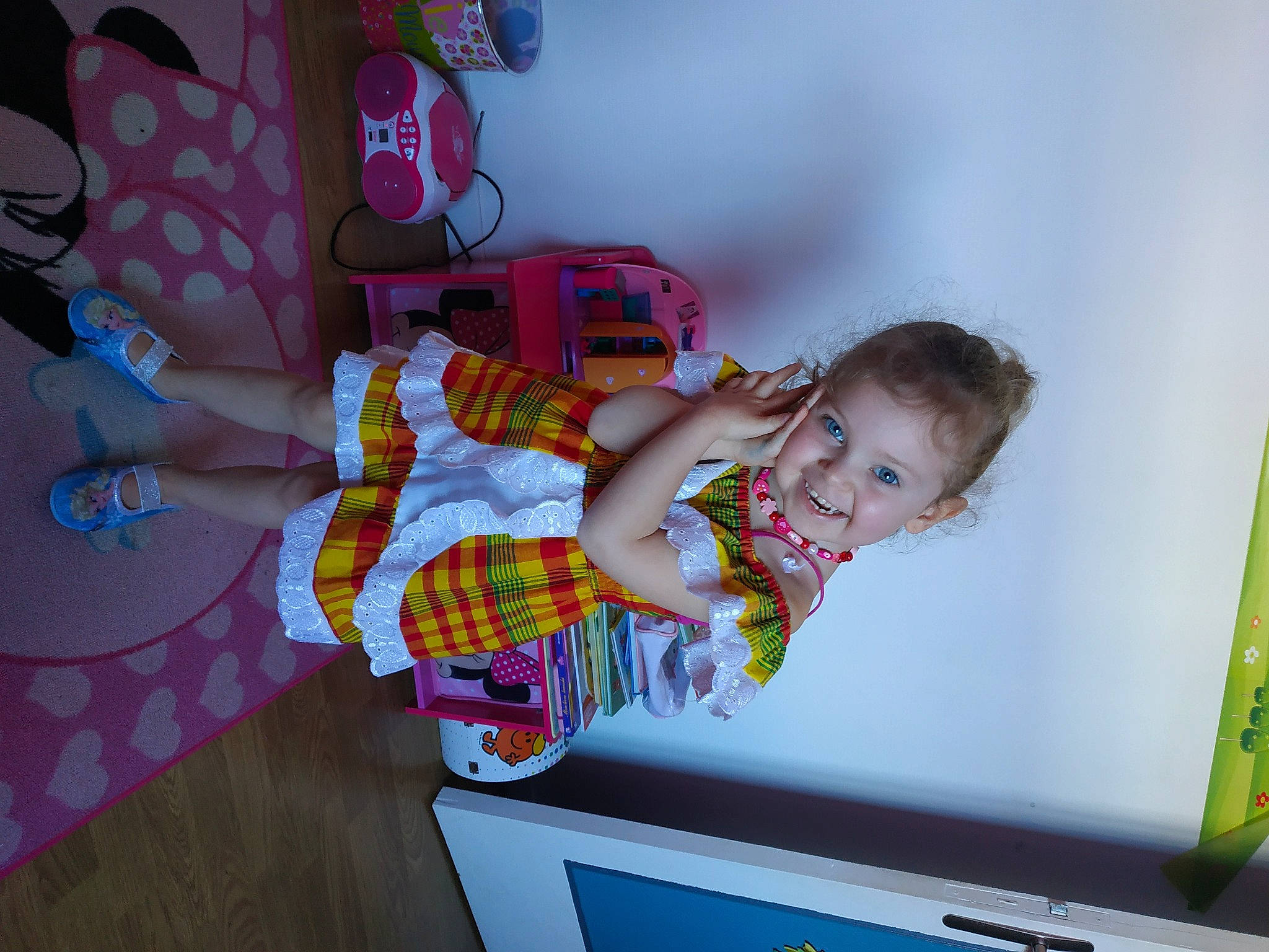 Léona participe au concours pour gagner de l'argent avec cette photo : baby, baby_toddler_clothing, baby_toys, child, design, fun, happy, joy, leisure, magenta, pattern, person, pink, play, purple, room, sandal, smile, sock, toddler