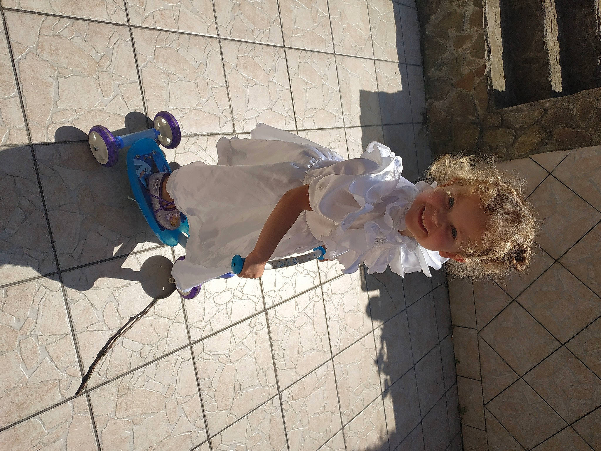 Léona participe au concours pour gagner de l'argent avec cette photo : brick, child, cobblestone, concrete, electric_blue, floor, flooring, fun, joy, leisure, pattern, pedestrian, person, road_surface, shadow, sidewalk, sitting, smile, street, toddler
