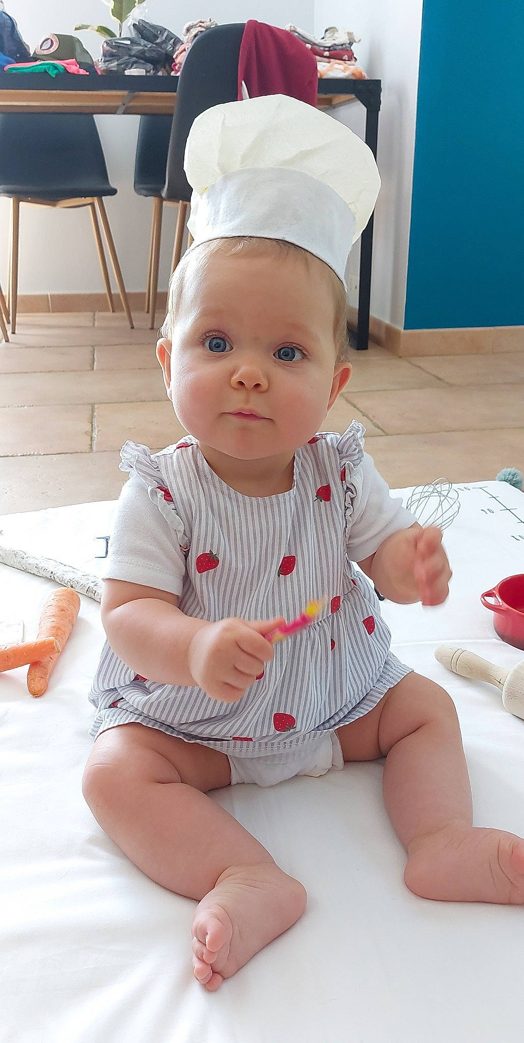 Léna participe au concours pour gagner de l'argent avec cette photo : baby, baby_toddler_clothing, child, comfort, face, facial_expression, flooring, foot, hat, head, human_body, human_leg, knee, person, pink, sitting, skin, sleeve, thigh, toddler