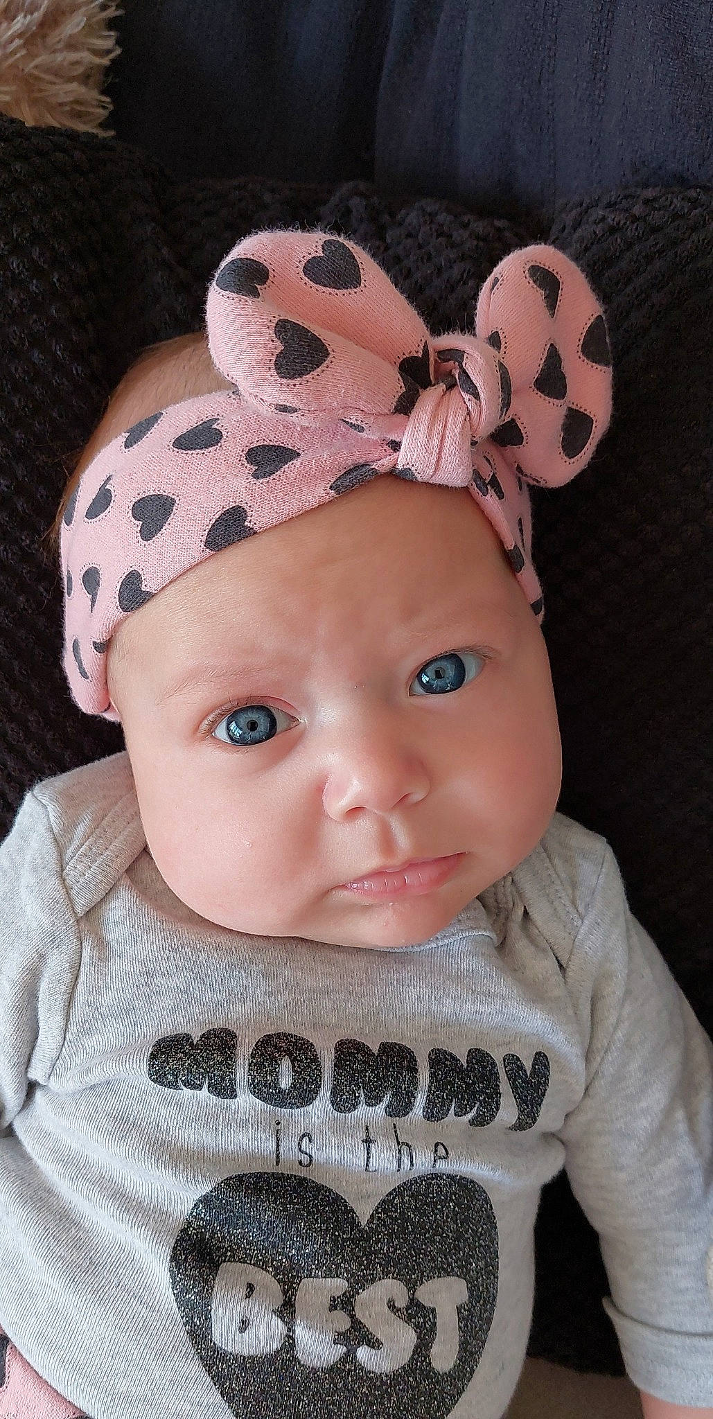 Léna a rejoint le concours — aidez-le/la à gagner de superbes lots ! baby, baby_toddler_clothing, cap, cheek, clothing, collar, costume_hat, creative_arts, eyelash, face, facial_expression, headwear, knit_cap, lip, pattern, person, pink, skin, sleeve, textile