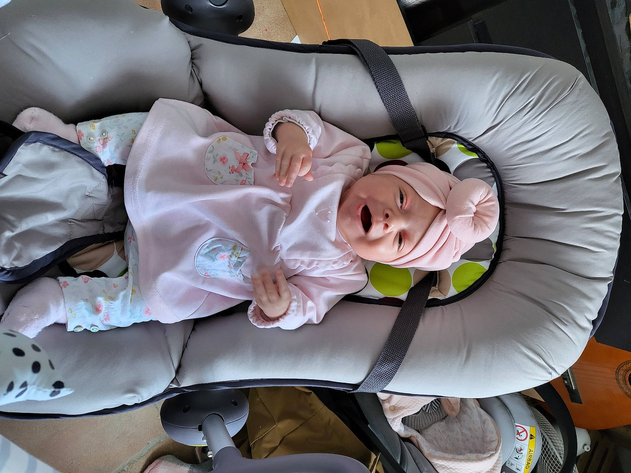 Léna participe au concours pour gagner de l'argent avec cette photo : auto_part, baby, baby_carriage, baby_products, car_seat, carmine, child, comfort, costume, headgear, headwear, linens, luxury_vehicle, motor_vehicle, person, petal, product, room, rose, textile
