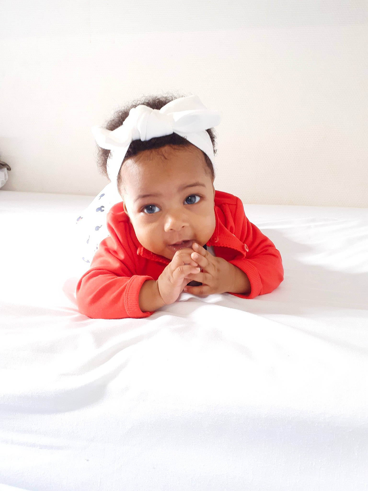 Mariam a rejoint le concours — aidez-le/la à gagner de superbes lots ! baby, cheek, child, ear, fashion_accessory, head, headgear, nose, person, photo_shoot, photography, portrait_photography, red, skin, sleeve, textile, toddler, white