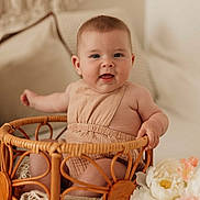 Alba participe au concours pour gagner de l'argent avec cette photo : baby, infant, basket, smiling, face, cute, flower, decor, indoor, child, neutral_colors, cushion, soft_light, portrait, happy, sitting, cozy, skin, young, home