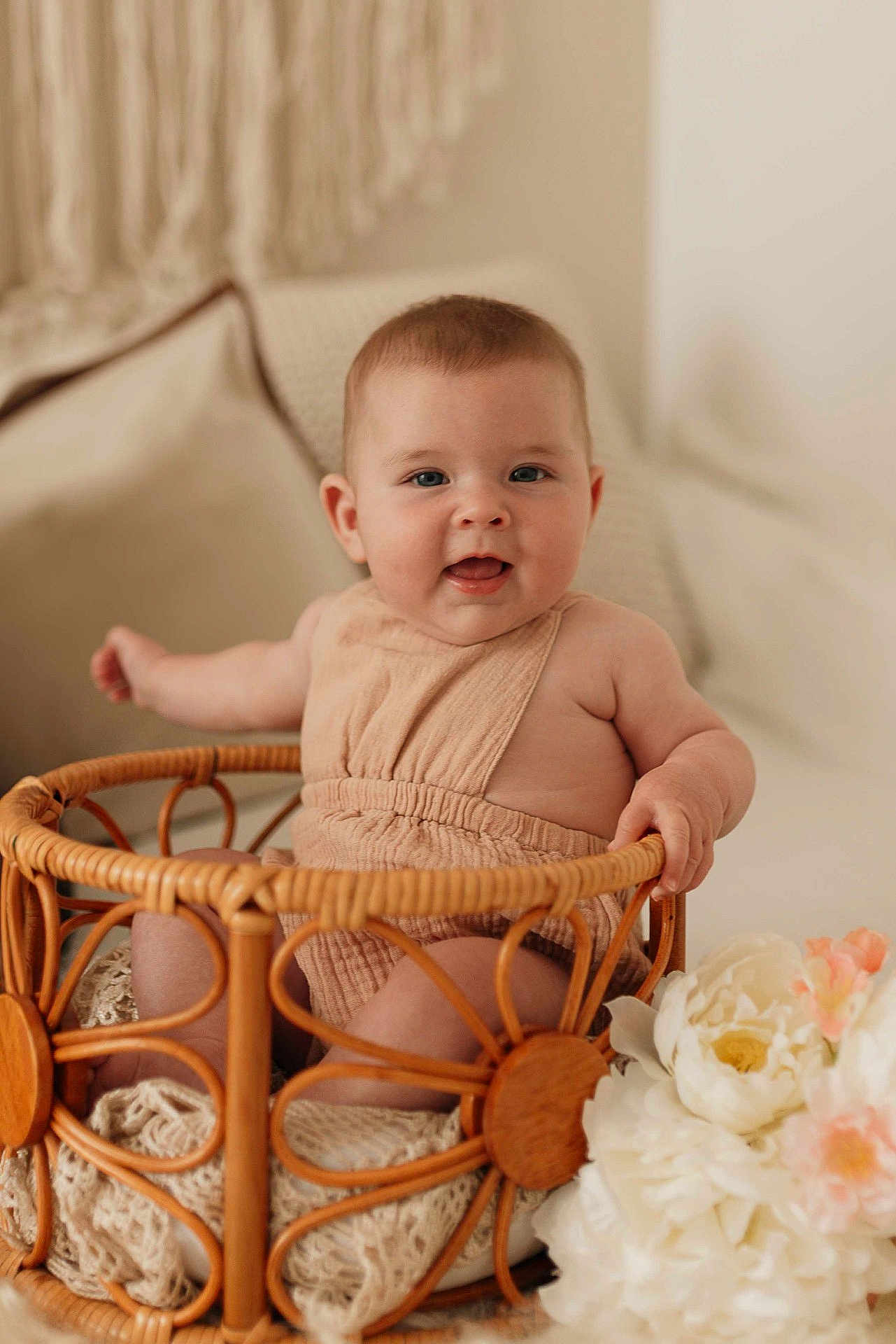 Alba participe au concours pour gagner de l'argent avec cette photo : baby, infant, basket, smiling, face, cute, flower, decor, indoor, child, neutral_colors, cushion, soft_light, portrait, happy, sitting, cozy, skin, young, home