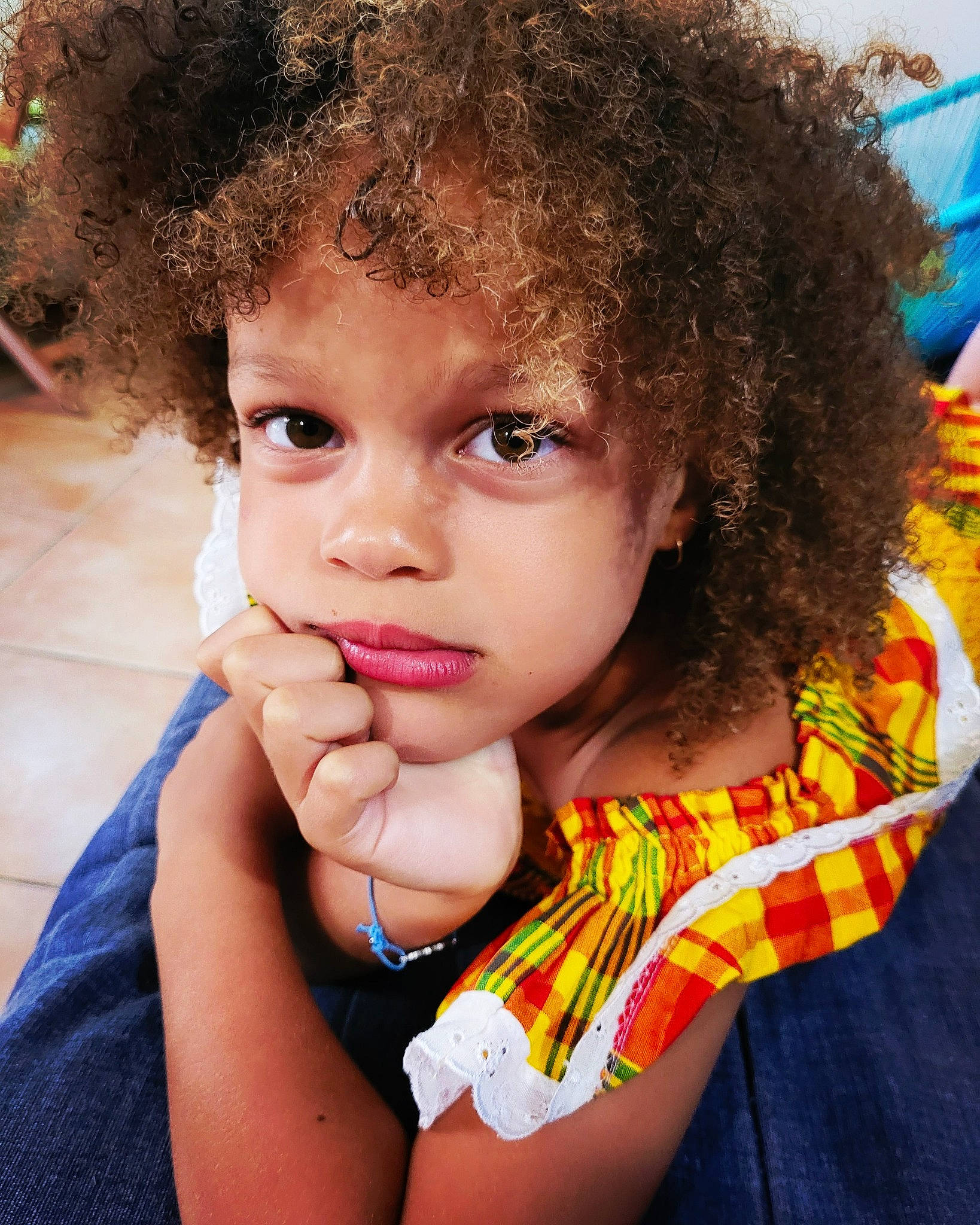 Liya participe au concours pour gagner de l'argent avec cette photo : afro, black_hair, chin, cool, eyebrow, eyelash, facial_expression, fashion, finger, gesture, hairstyle, hand, happy, head, jheri_curl, lip, nose, organ, person, ringlet