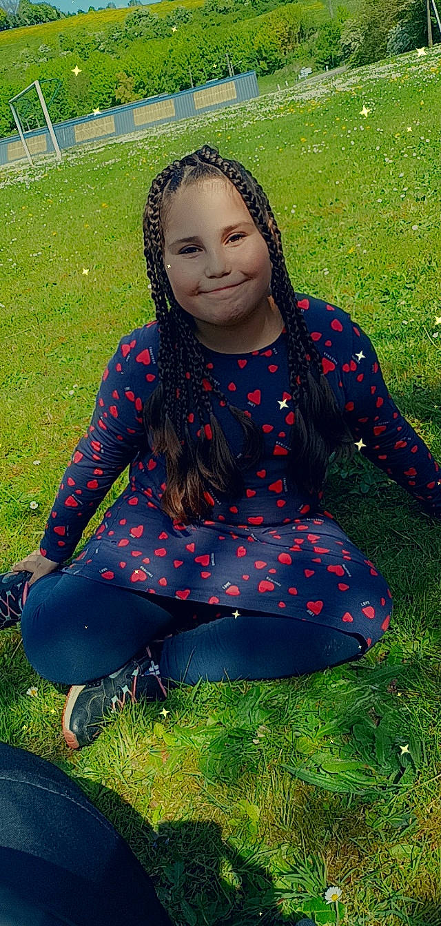 Elona a rejoint le concours — aidez-le/la à gagner de superbes lots ! electric_blue, facial_expression, fun, grass, grass_family, grassland, hairstyle, happy, human_leg, joy, leisure, pattern, people_in_nature, person, recreation, sitting, smile, textile, thigh, tints_and_shades