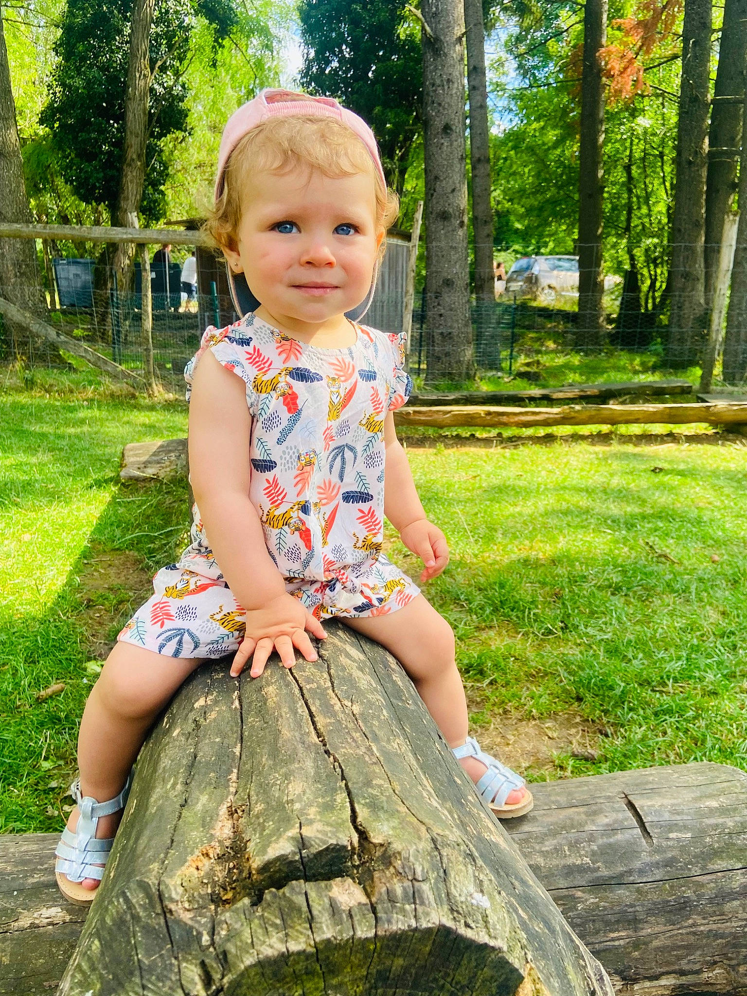 Alèna a rejoint le concours — aidez-le/la à gagner de superbes lots ! baby_toddler_clothing, child, fun, garden, grass, green, happy, joy, leisure, pattern, people_in_nature, person, plant, sitting, smile, summer, t_shirt, thigh, toddler, tree